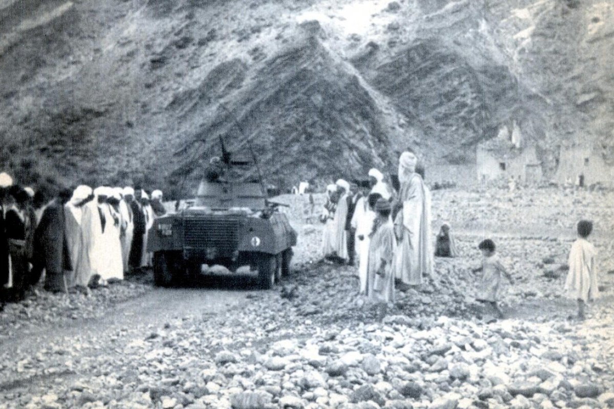Une automitrailleuse française patrouille dans le massif des Aures le 12 novembre 1954