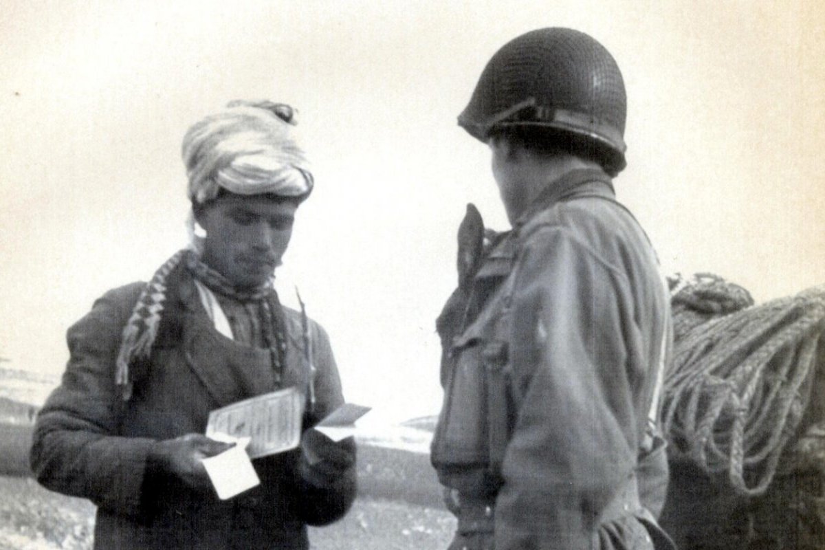 Un paysan dans les monts Yabous est contrôlé par un soldat français en 1954.