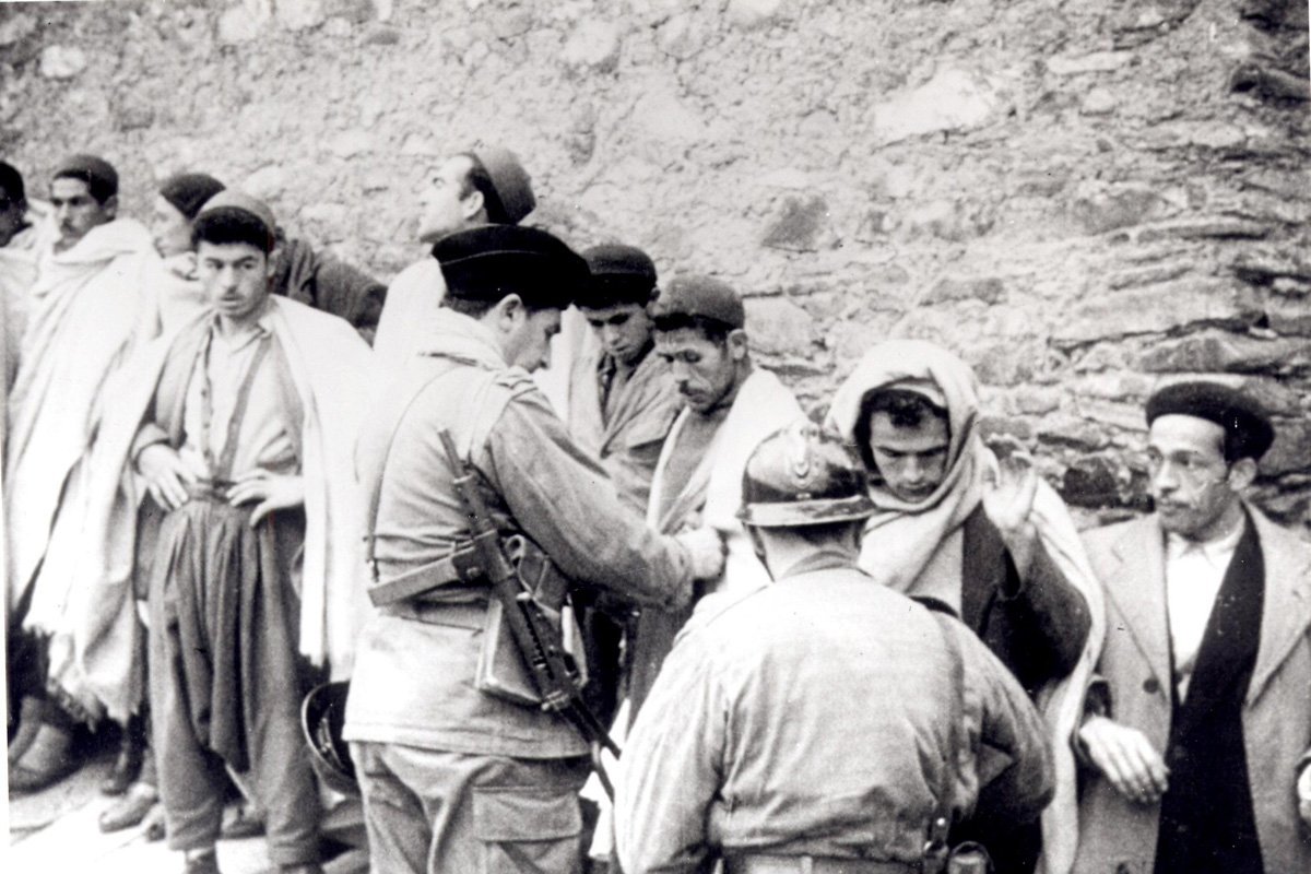 Fouille de suspects par des soldats français