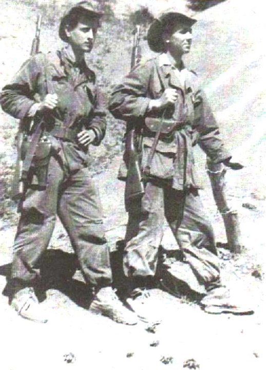 Guerre d'Algérie .. Hamou Amirouche secrétaire du colonel Amirouche (à gauche)