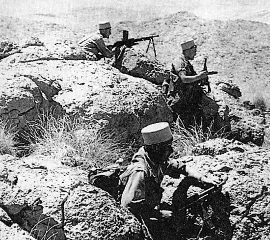 Dès le début de l'année 1957, le général Raoul Salan décide de faire sortir les légionnaires des postes; tous les régiments de la Légion Etrangère