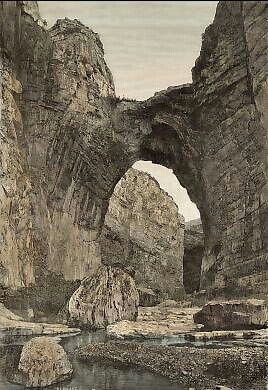 Constantine, L´Arcade Naturelle .Gravure sur bois, gravée par C. Barbant. 1886. Rousseurs dans la marge supérieure. Aquarelle à la main.