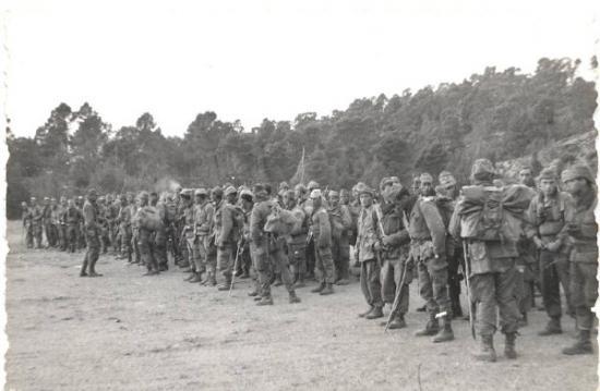 Le Commando en attente d'héliportage dans les Benni-Melloul Aurès