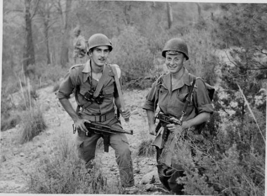 Rencontre avec un gars du pays Albert JEDRIK pendant une opération dans les forêts des Béni-Mélloul. Aurès
