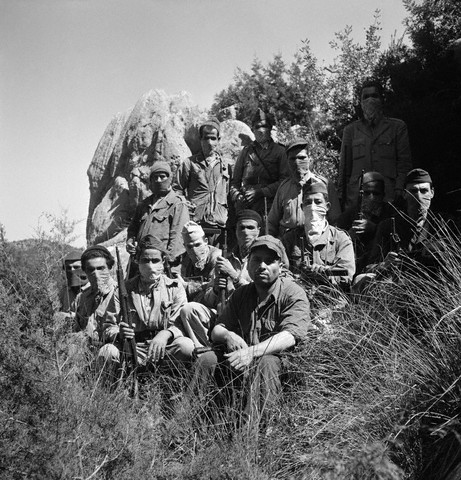 مجاهدو جيش التحرير الوطني في إحدى الشعاب الولاية الاولي اوراس النمامشة