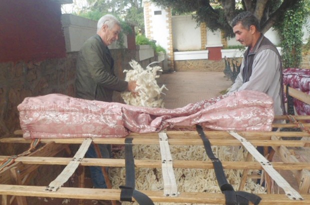 Kouba (Alger) - LES PETITS MÉTIERS D’ANTAN:  Profession matelassier