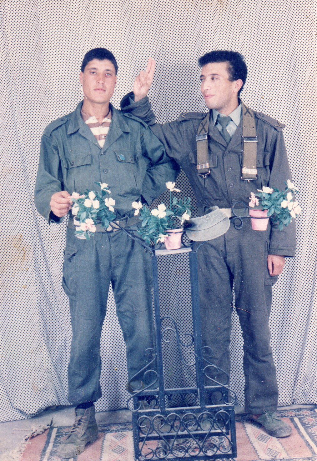 صورة على اليمين زراولية جمال وعلى اليسار شوف صالح ايام الخدمة الوطنية بتبسة