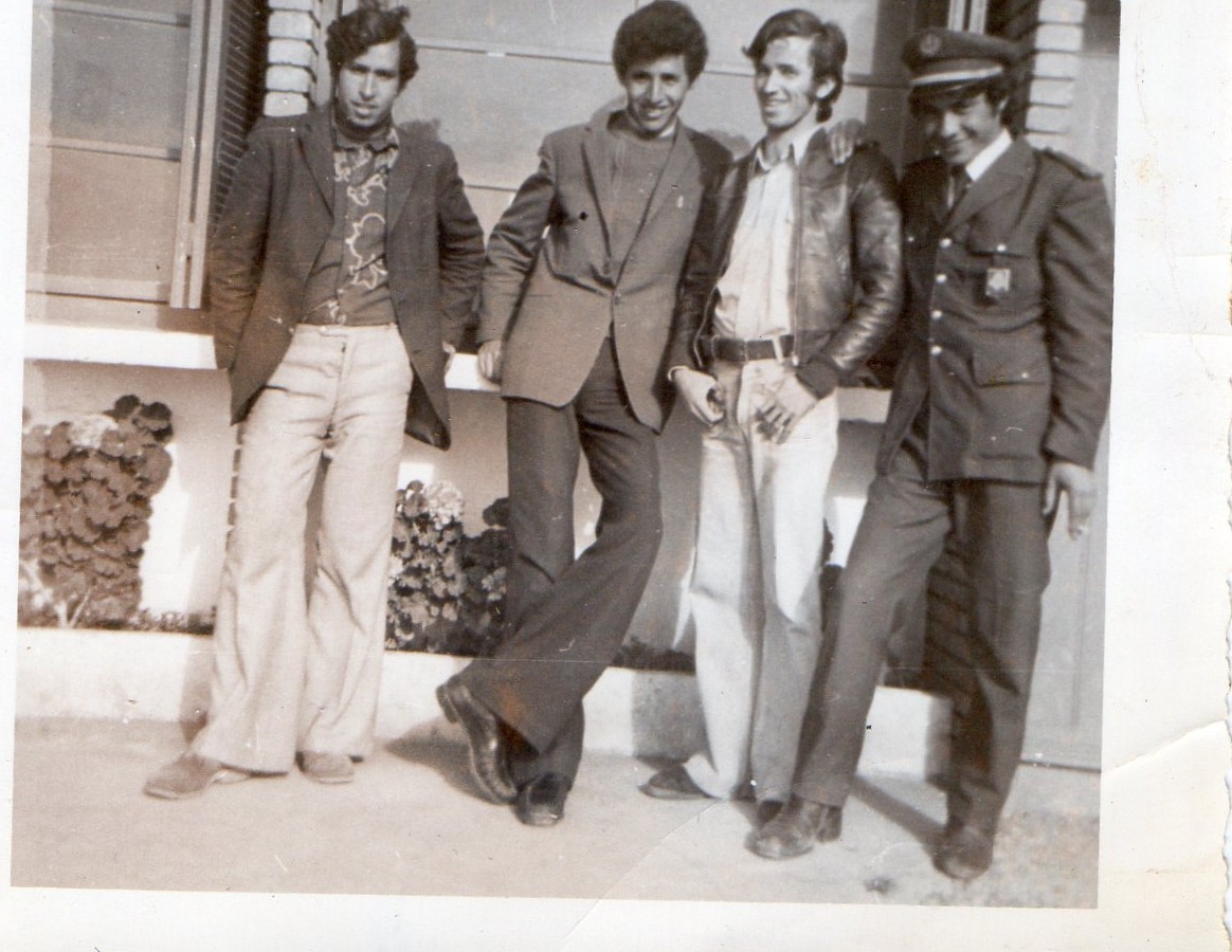 الصورة اخذت في العاصمة من اليمين الى اليسار مقراني المقراني المعروف بلهيس اخي صديقينا عيسى عجودي انا ومسعود لكحل