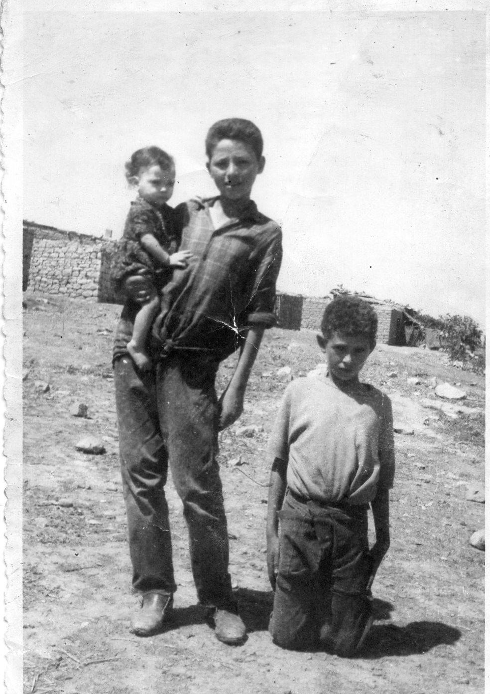 انا حامل البنت رحمة الله عليها دليلة تاغريست بنت عمار اخت بشير وعبدالمالك وبلقاسم والجالس هو مسعود تاغريست الصورة اخذت في مكان منزل بولعزيز محمد بيابوس