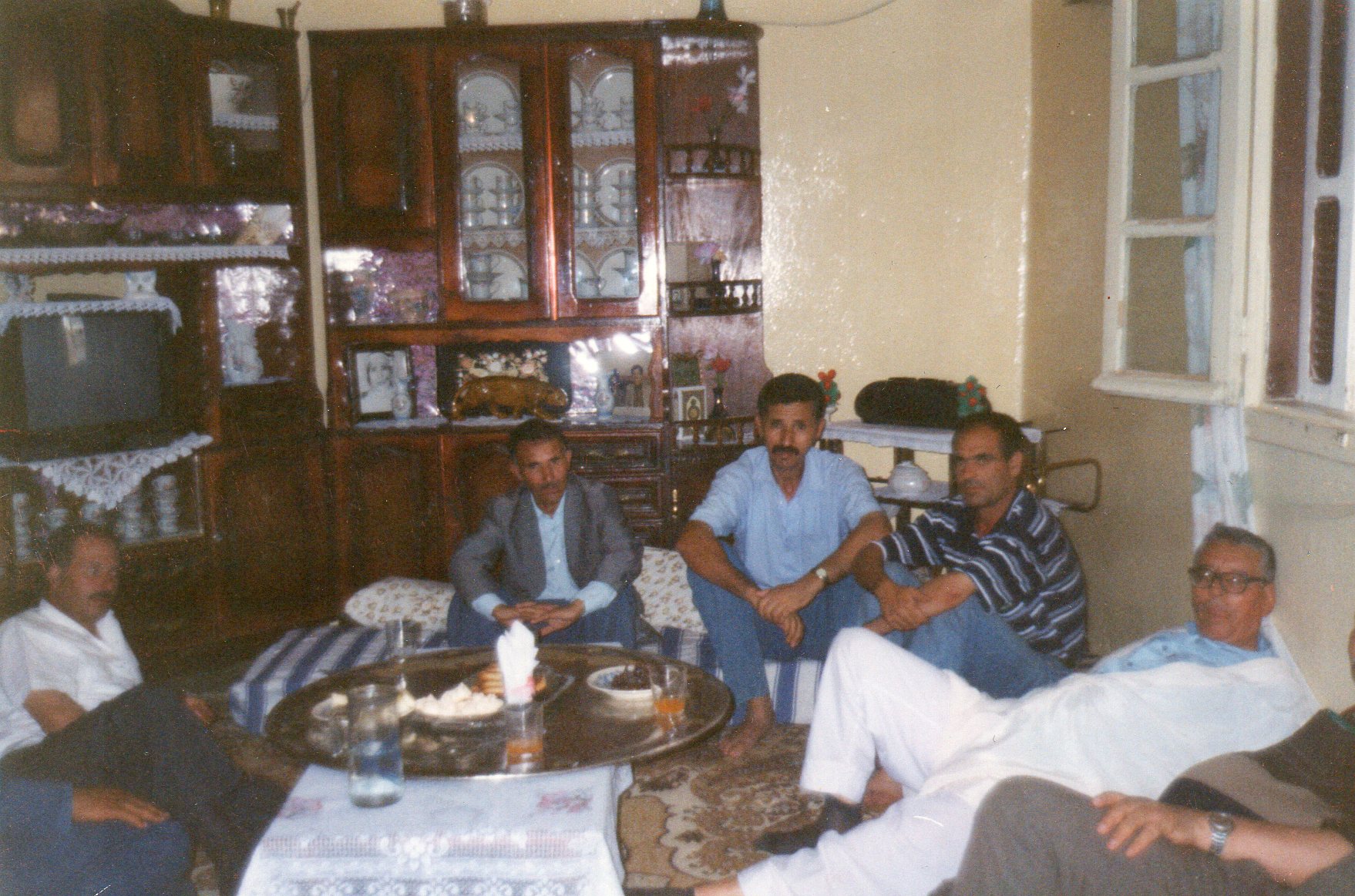 الصورة اخذت ببيتي بها كل من من اليمين الى اليسار الممتد عمي محمد رحمة الله عليه محمد تاغريست انا عبدالحميد زراولية وابن العم عبدالحميد مقراني