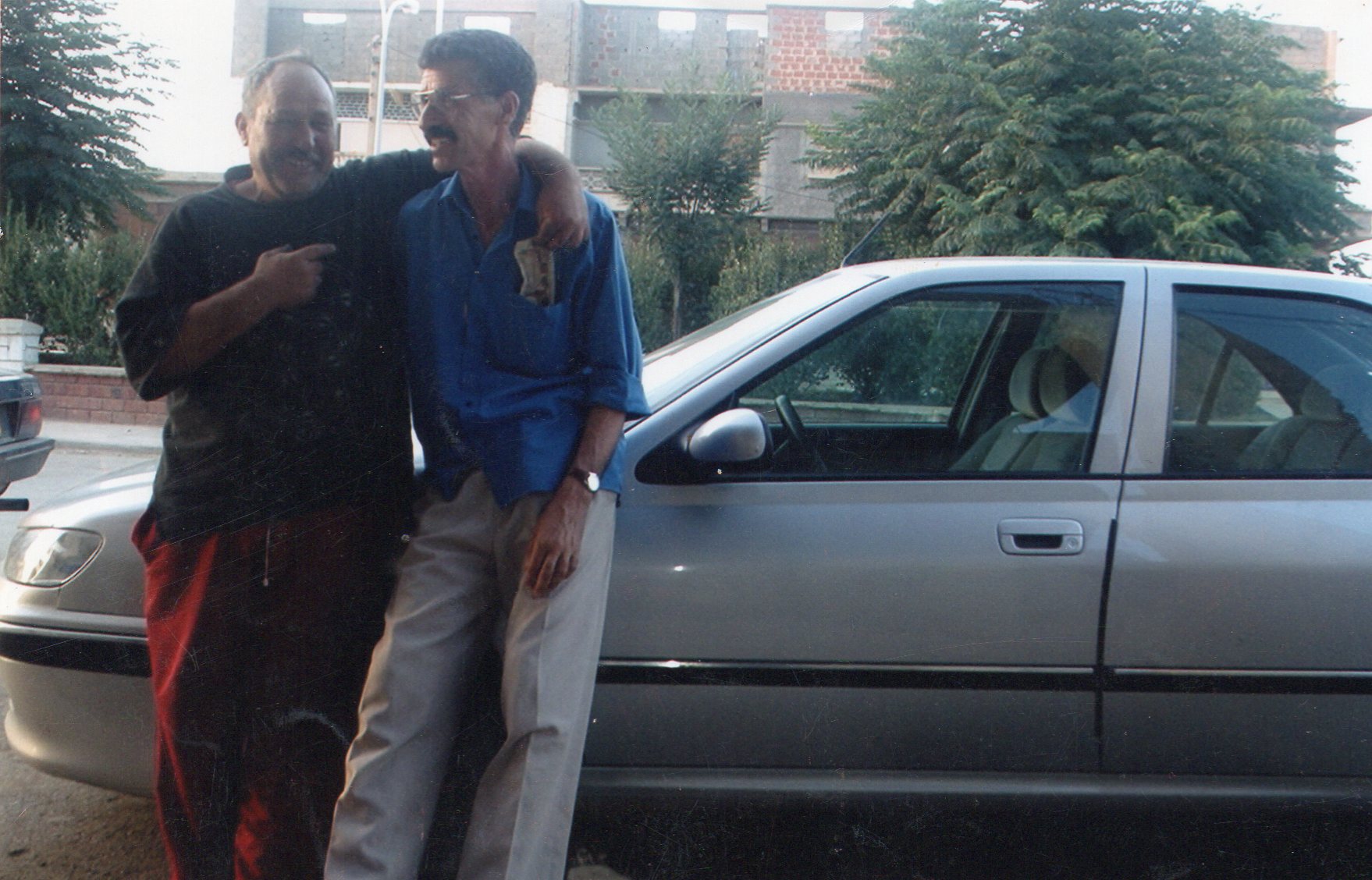 انا وابن خالي مصطفى عرواوي قايس وهو يحاول سرقتي تعني هو دائما حرمي