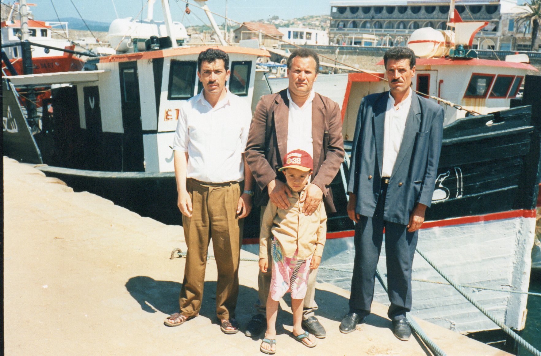 الصورة أخذت بعنابة من اليمين الى اليسار الصيد موسى -قطار ماكودي-الحاج لعلى لحماري والطفل مقراني يزيد