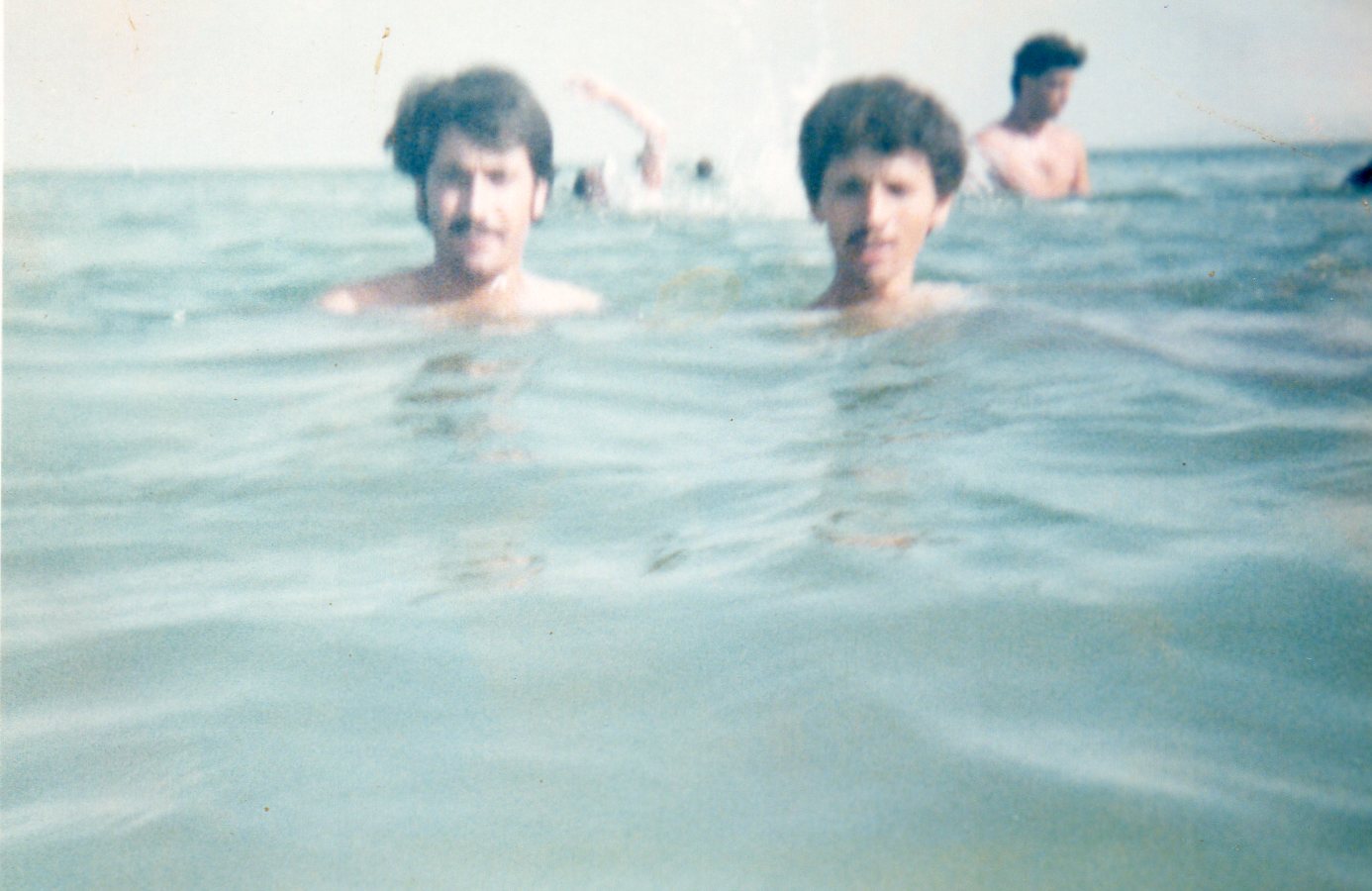 بشاطيء سوسة التونسية انا غلى اليمين وصديقي الحاج احمد عروسي أطال الله في عمره