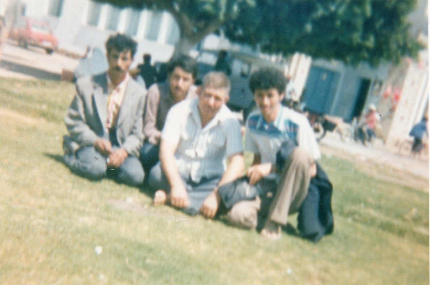 الصورة اخذت بتونس من اليمين الى اليسار انا -المرحوم بولالي مسعود- صديقي الحاج احمد عروسي - والمرحوم ابن خالتي عبدالرحمان قاطي