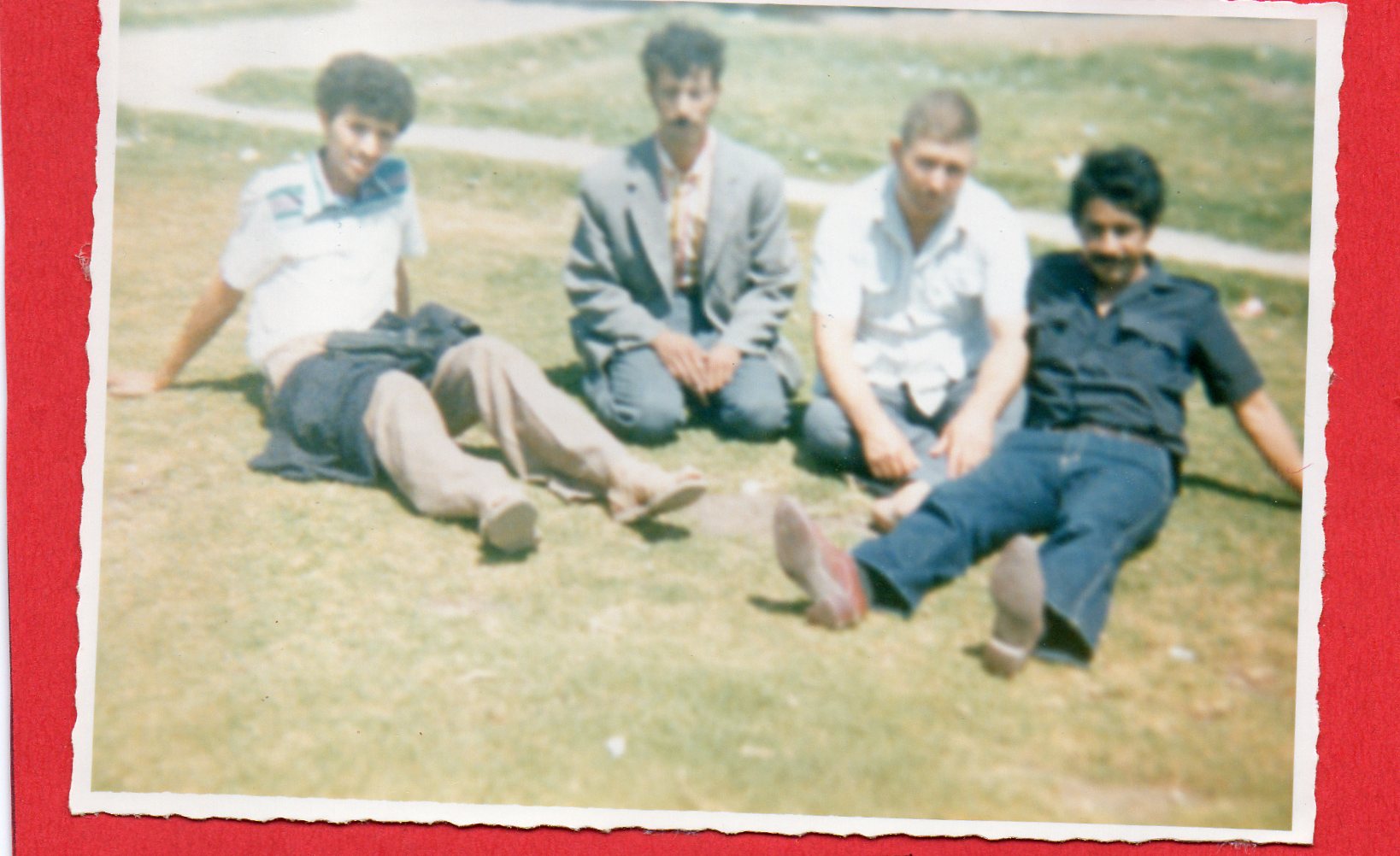 الصورة اخذت بتونس من اليمين الى اليسار شقيقي مقراني المقراني المعروف ب بلهيس -المرحوم بولالي مسعود المرحوم ابن خالتي عبدالرحمان قاطي وفي الاخير انا .