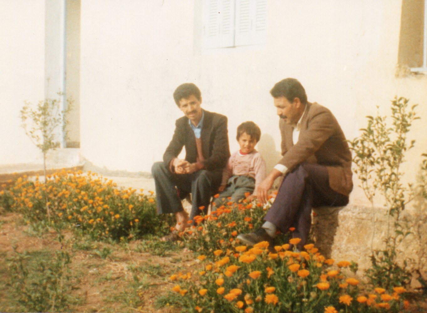 الصورة اخذت باكمالية يابوس ايام كنت اعمله بها كمقتصد على اليمين السيد مسعي لمين مدير الاكمالية ابني حكيم وانا لقد عرفت الاكمالية في عهد سي مسعي نشاط وحيوية بكل معنى الكلمة