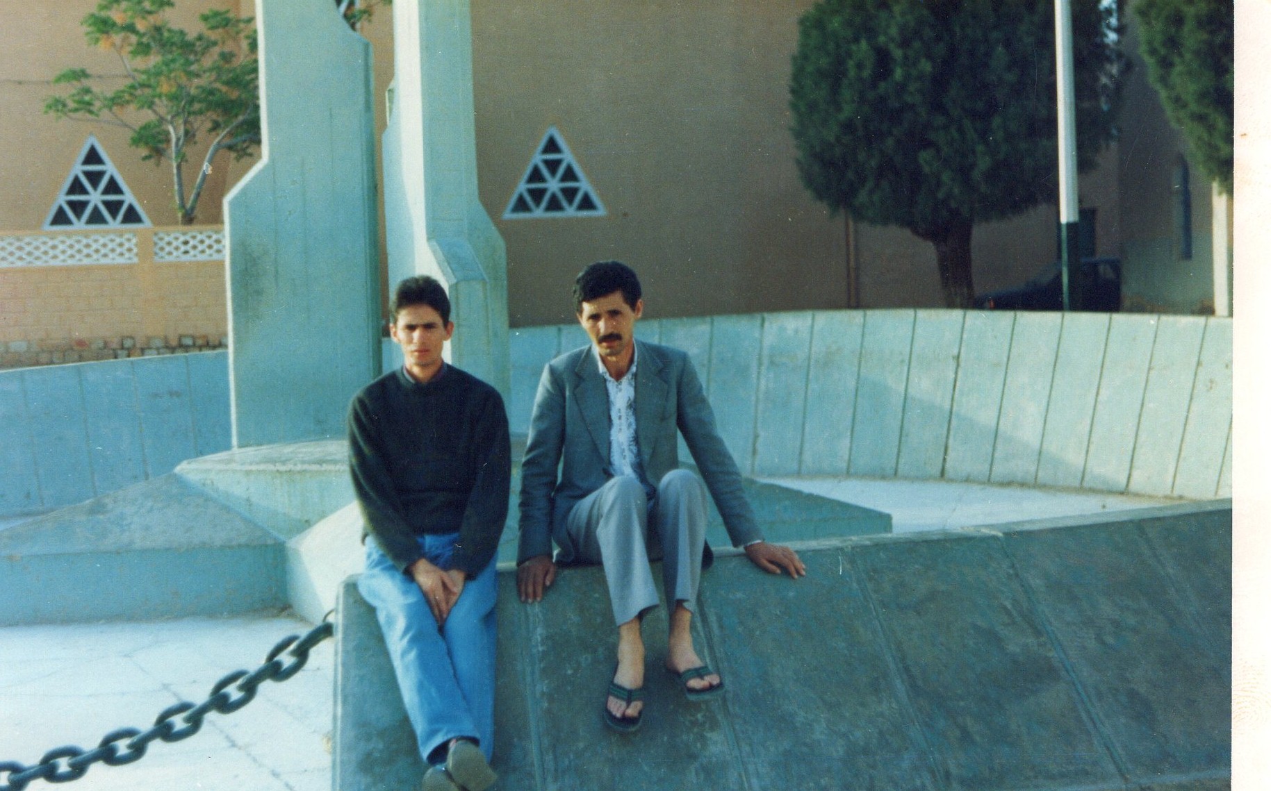 مع عبداعزيز شقيقي رحمة الله عليه في مدينة بشار