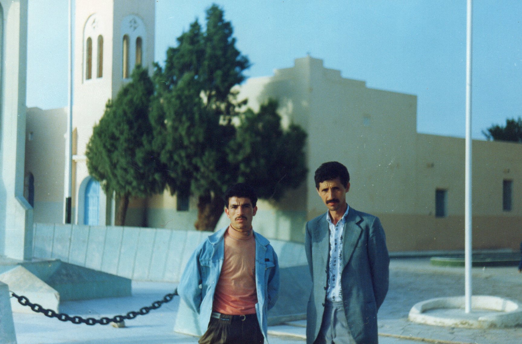 انا والمرحوم الطاهر نواصرية بمدينة بشار المرحوم توفي هو ايضا في حادث مرور اليم كان يعمل بمؤسسة الجيش.