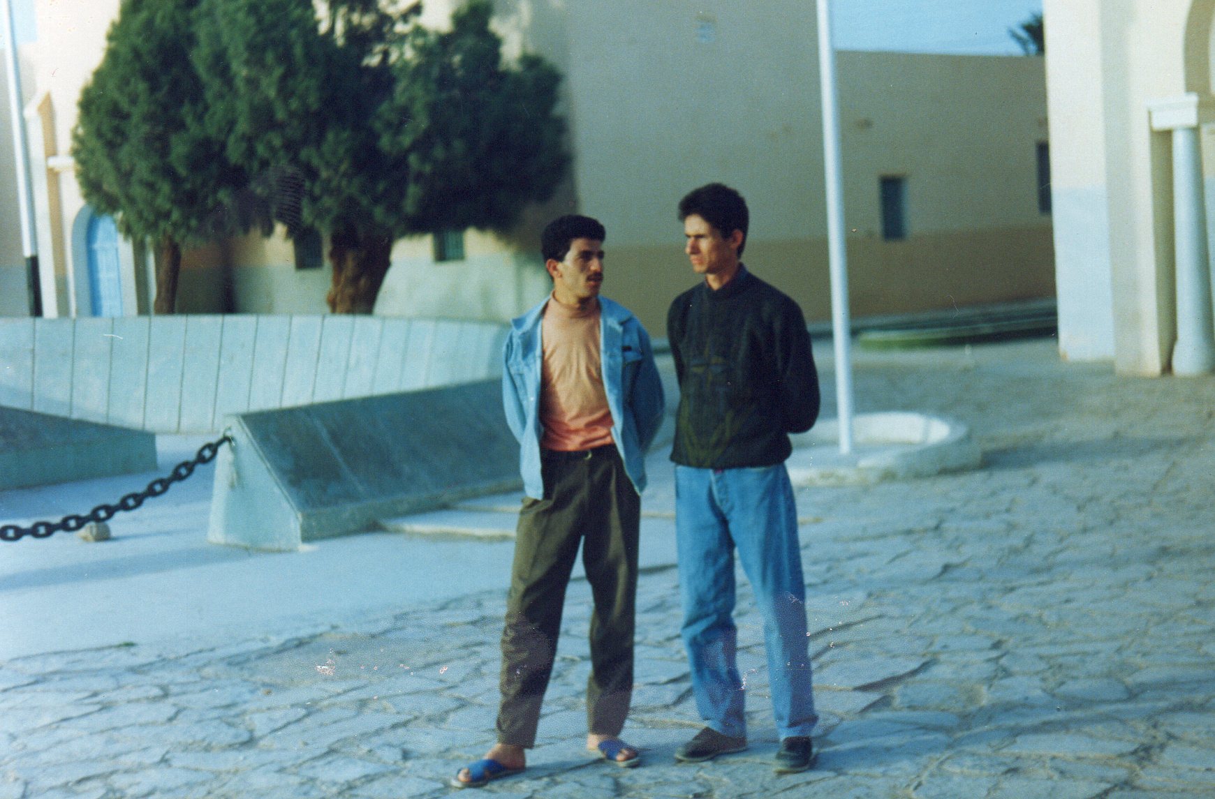 المرحومان باذن الله تعالى مقراني عبدالعزيز والطاهر نواصرية بمدينة بشار علما اننا تربطنا صلة قرابة بيننا وبين عائلة انواصرية