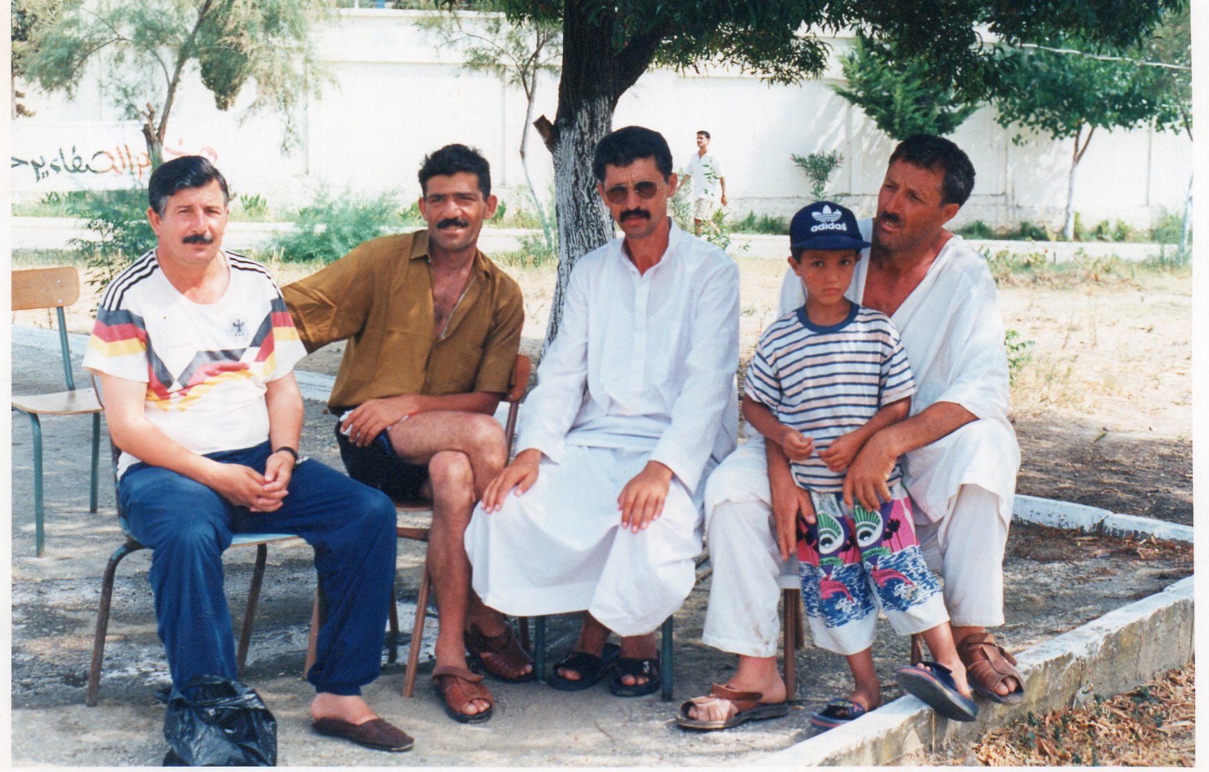 بمدينة عنابة لقصاء ايام عطلة الصيف مع الزملاء على اليمين اخي وصديقي حقاص عيسى مع ابنه انا والشيخ الطيب عزيزي وعقون غبدالعزيز على اليسار أطال الله في عمرهم جميعا .