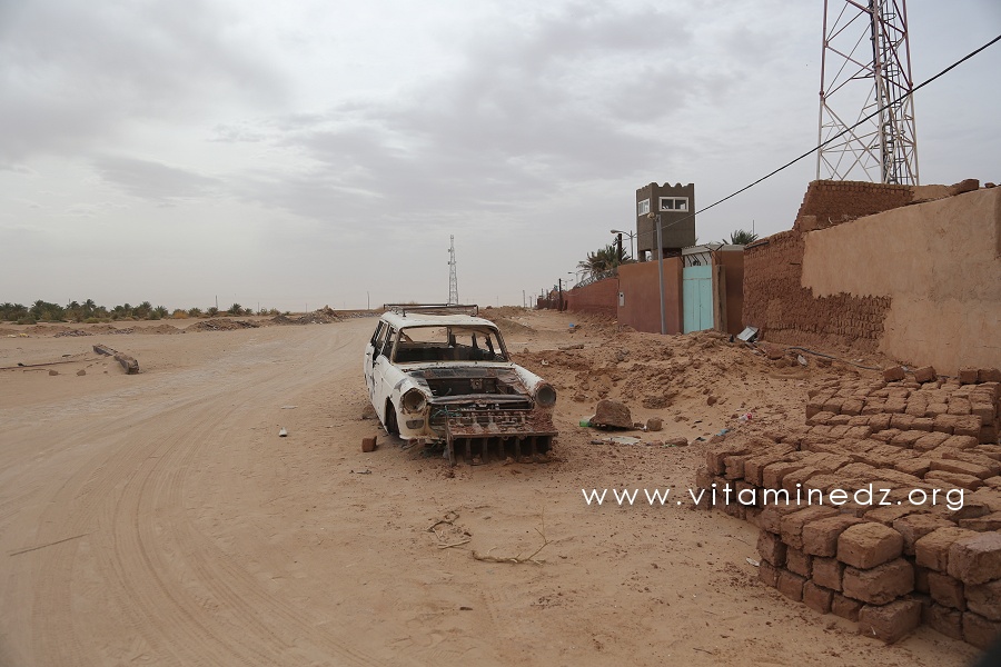 Carcasse de voiture Village de Mraguen, non loin d'Adrar
