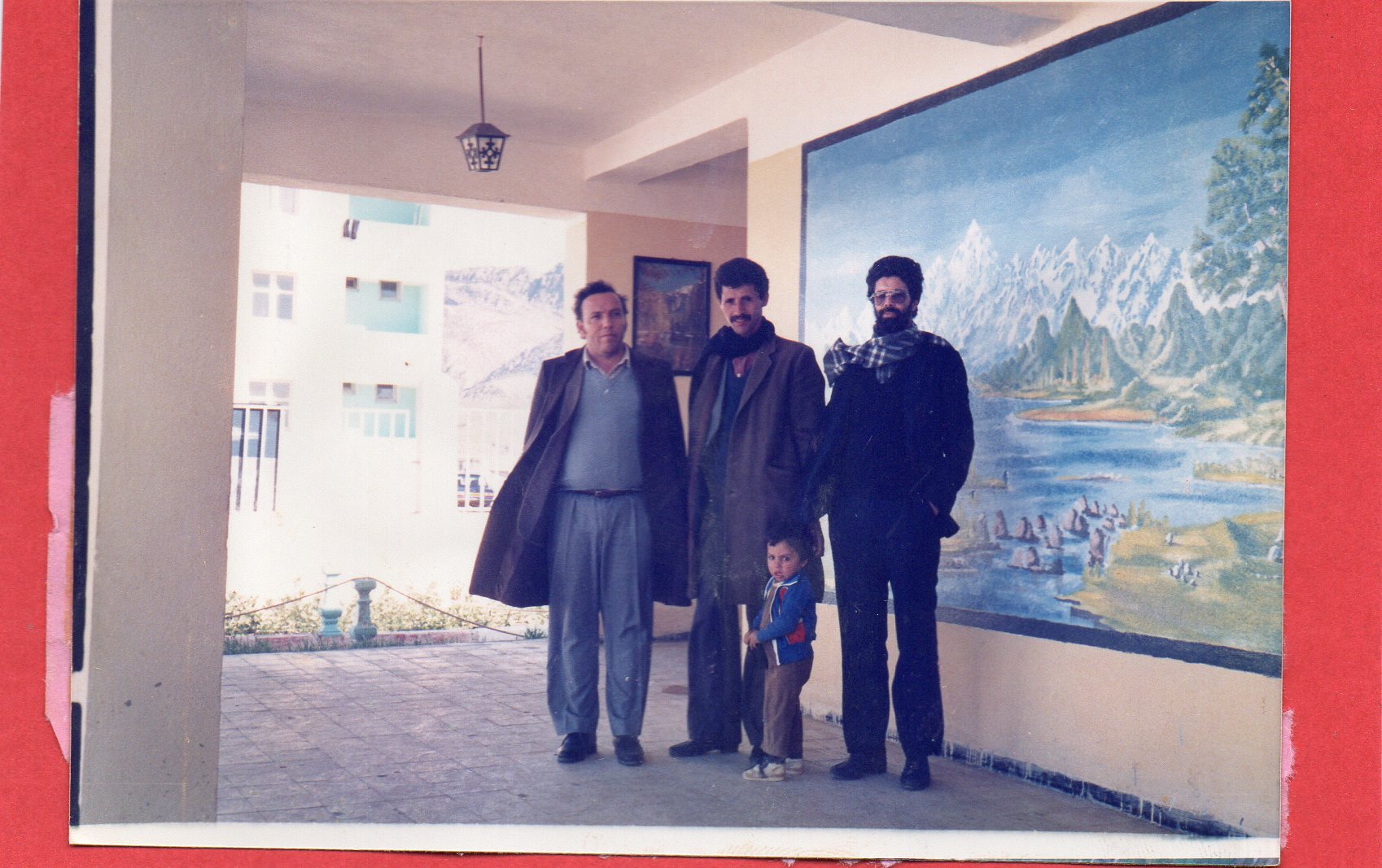 الصورة أخذت باكمالية يابوس مع الزميلين المرحوم احمد بن عباس على اليمين والمرحوم عبدالحميد بناجي وابنتي حكيم