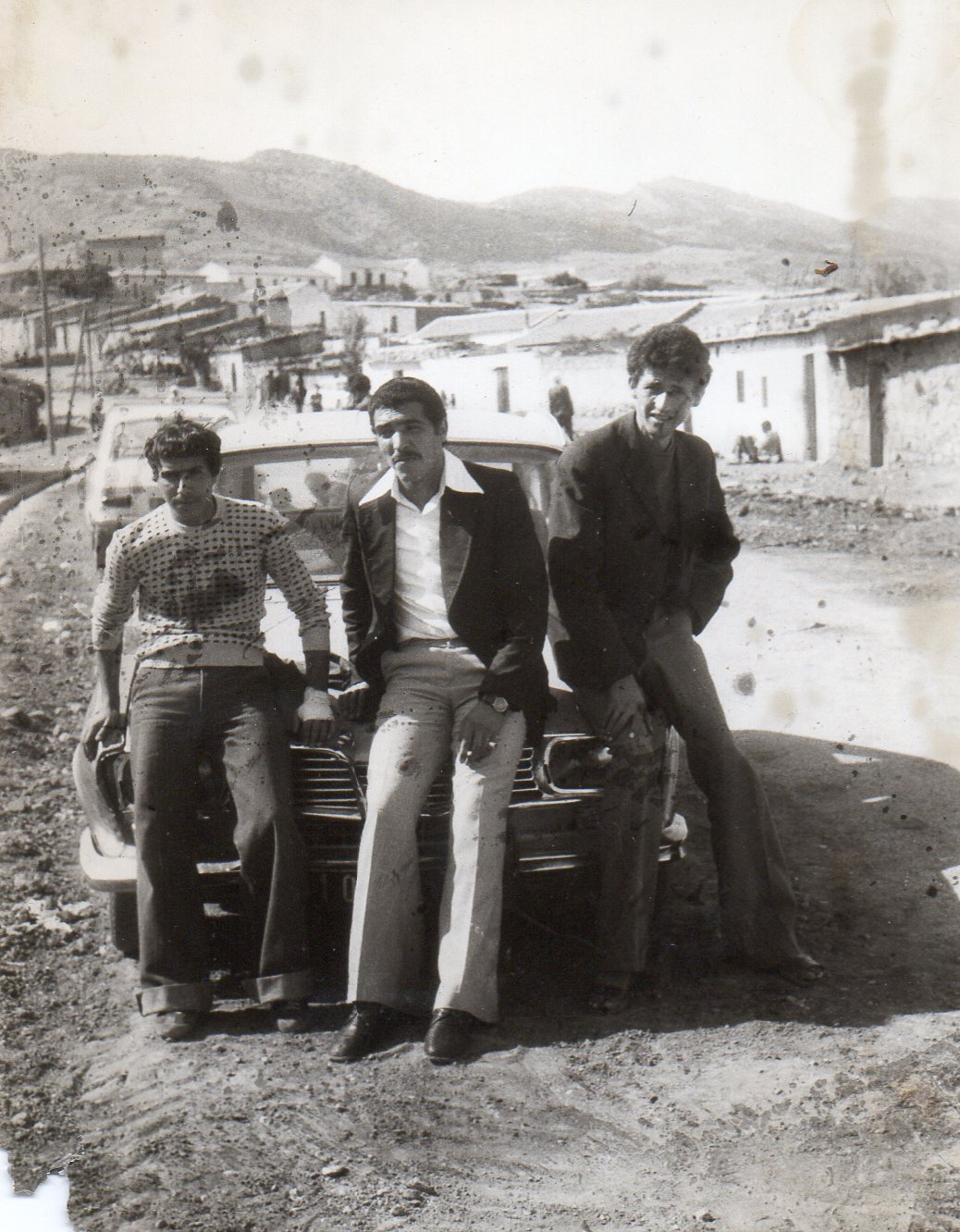 هذه الصورة اخذت بوسط قرية يابوس ايام كان يابوس عبارة عن دوار امام منزل الحاج ثالح شوفاوي وتظهر دكاكين الموجودة بالطريق الرئيسي الى رأس الهنشير . بالصورة انا على اليمين والشيخ سيدي مبارك والحاج بالولي عبدالله نعم كانت وقت