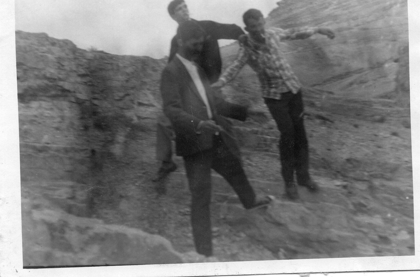 هذه الصورة اخذت بباتنة بضواحي بوزوران مع زملاءي الحاج محمود مدور على اليمين والمرحوم ناصري عبدالمجيد وانا على اليسار