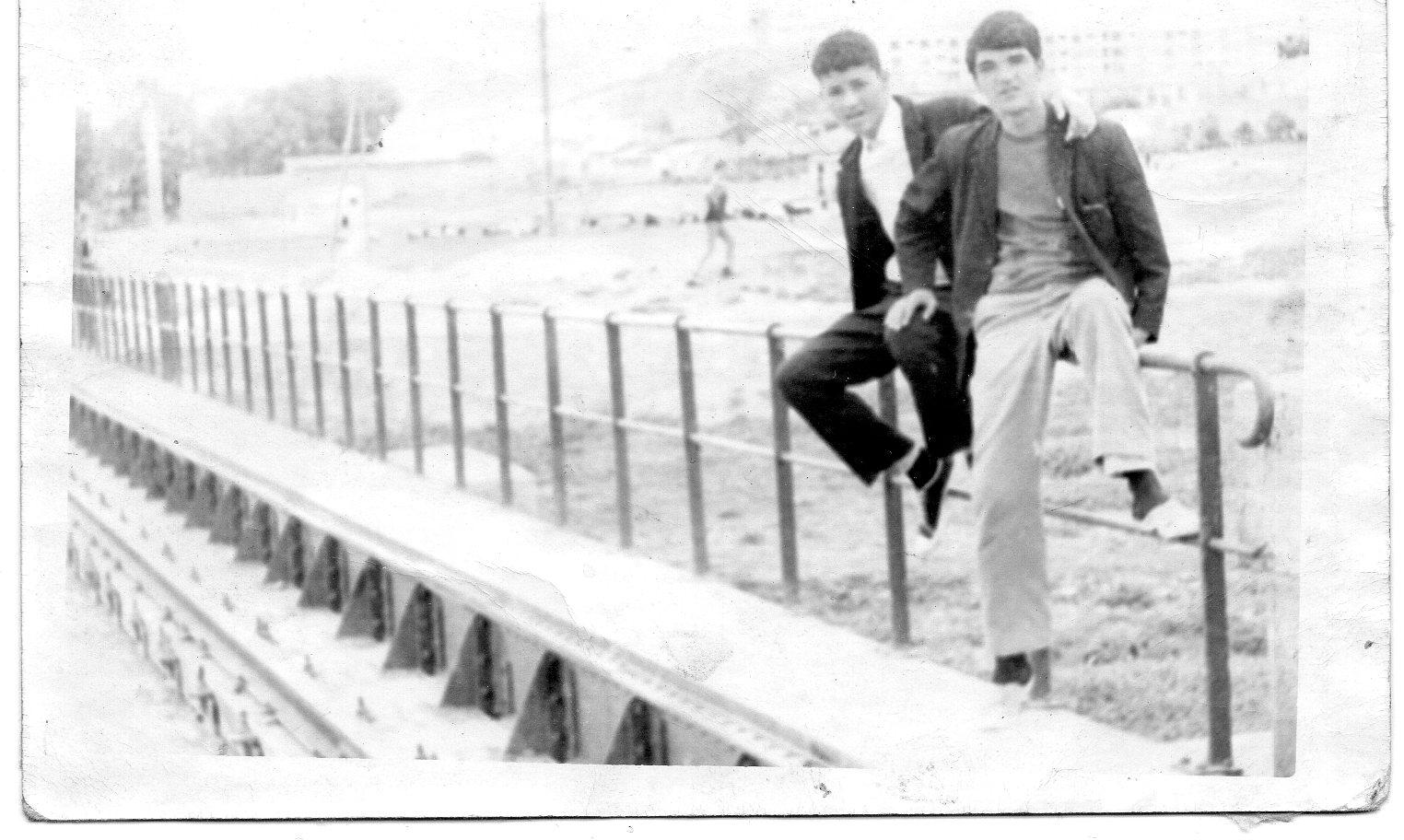 انا وصديقي ناصري مجيد رحمة الله عليه بالسكة الحديدية باتنة فوق الجسر المعروفة ب قنطرة المشينة .