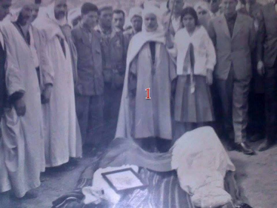   مراسيم دفن الشهيد عبد المجيد عبد الصمد بقبرة الشهداء بيابوس صائفة 1962 .