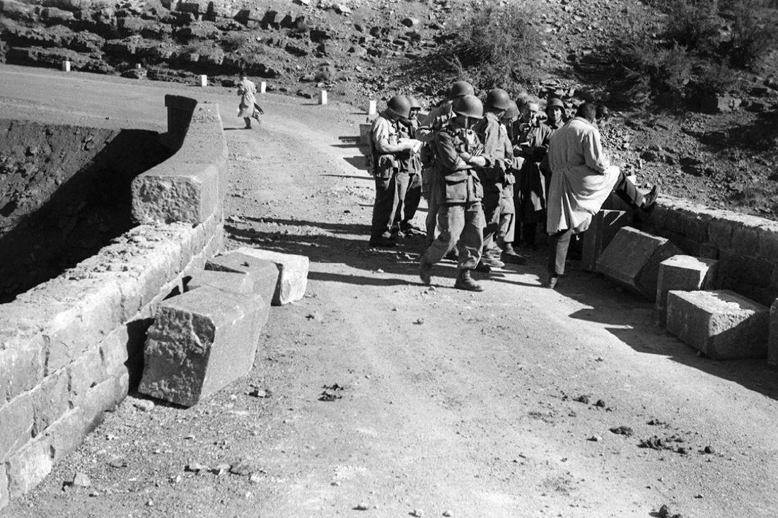 Des militaires français examinent les dégâts causés sur un pont qui a été barré avec des pierres decellées entre Batna et Arris en Algérie le 08 novembre 1954.