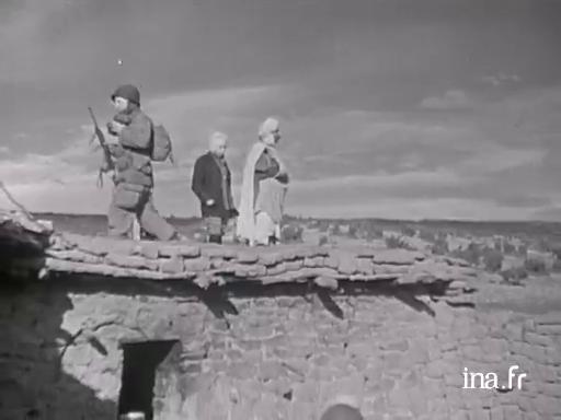 Dans l'Aurès encerclé, les opérations de ratissage se poursuivent. Secteur par secteur, la montagne va être contrôlée jusque dans ses moindres recoins pour y faire renaître le calme et la sécurité. Un important engagement a eu lieu dans les environs de Chélia où une unité parachutiste a pénétré dans le village de Yabous en flammes.