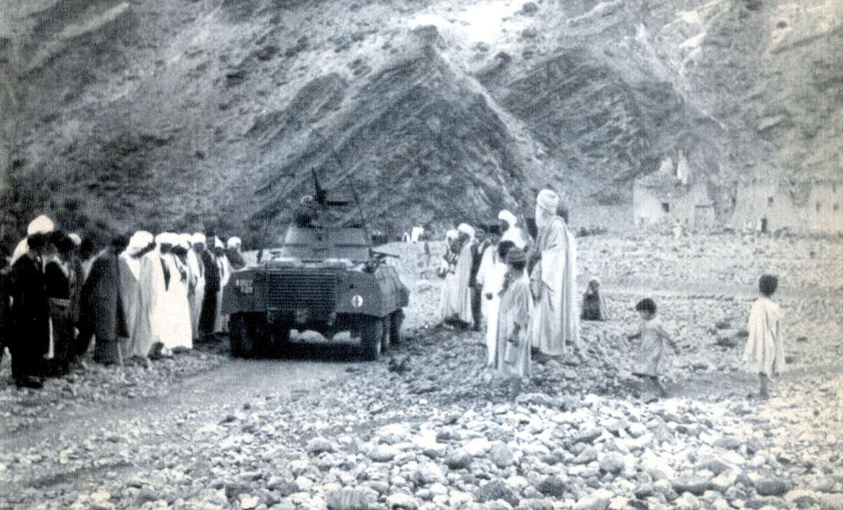 Une automitrailleuse française patrouille dans le massif des Aures le 12 novembre 1954