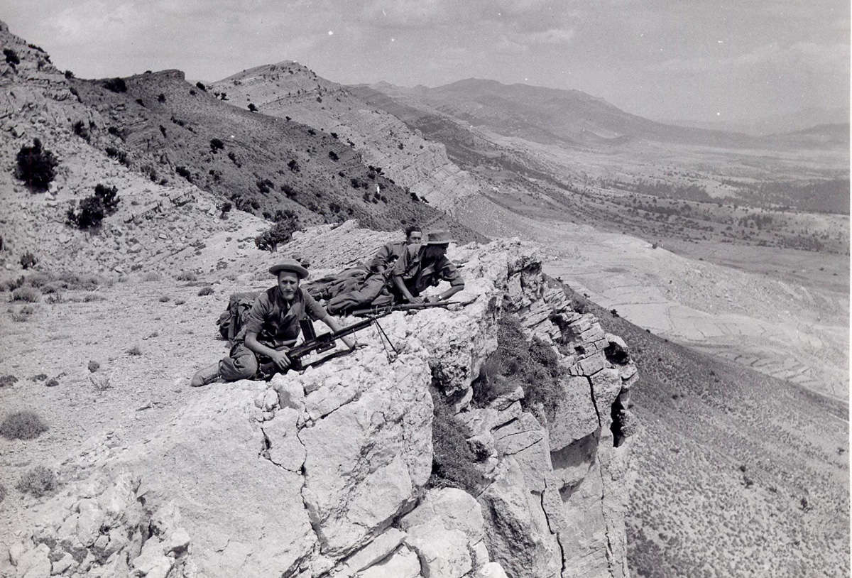 Des membres du 2ème et 3ème Régiment E I dans le djebel Zellatou le 6 septembre 1955.