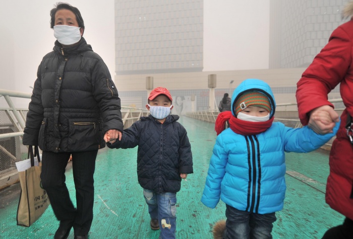 Planète - LA CHINE SUFFOQUE ET PASSE À L’OFFENSIVE:  Plus de 1.200 usines fermées et une taxe anti-pollution