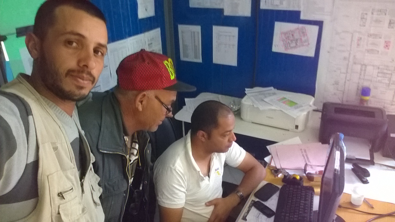 مقراني يزيد  مع زملائه  النجاز بعص الاعمال المكتبية