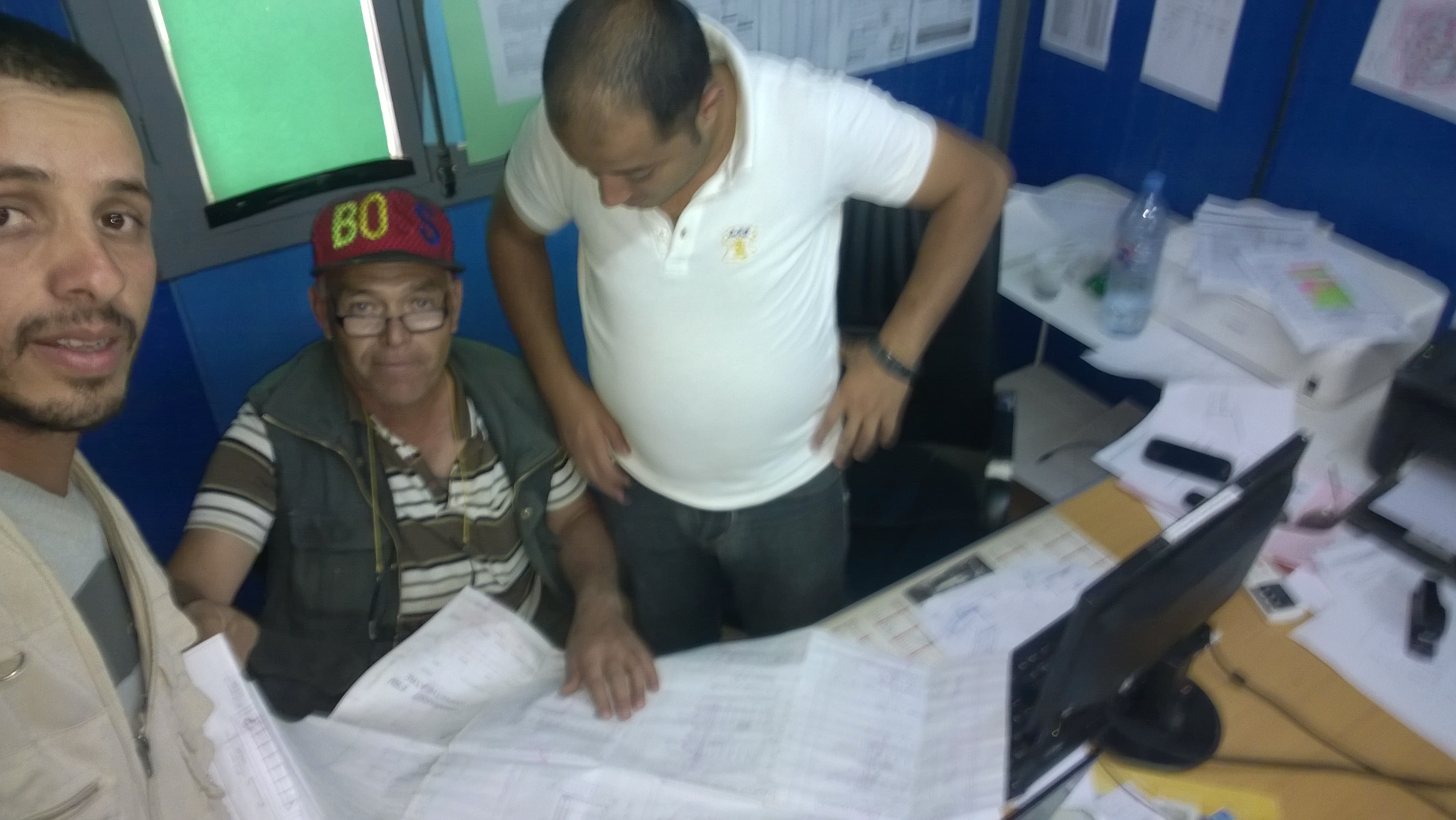 مقراني يزيد  مع زملائه  النجاز بعص الاعمال المكتبية