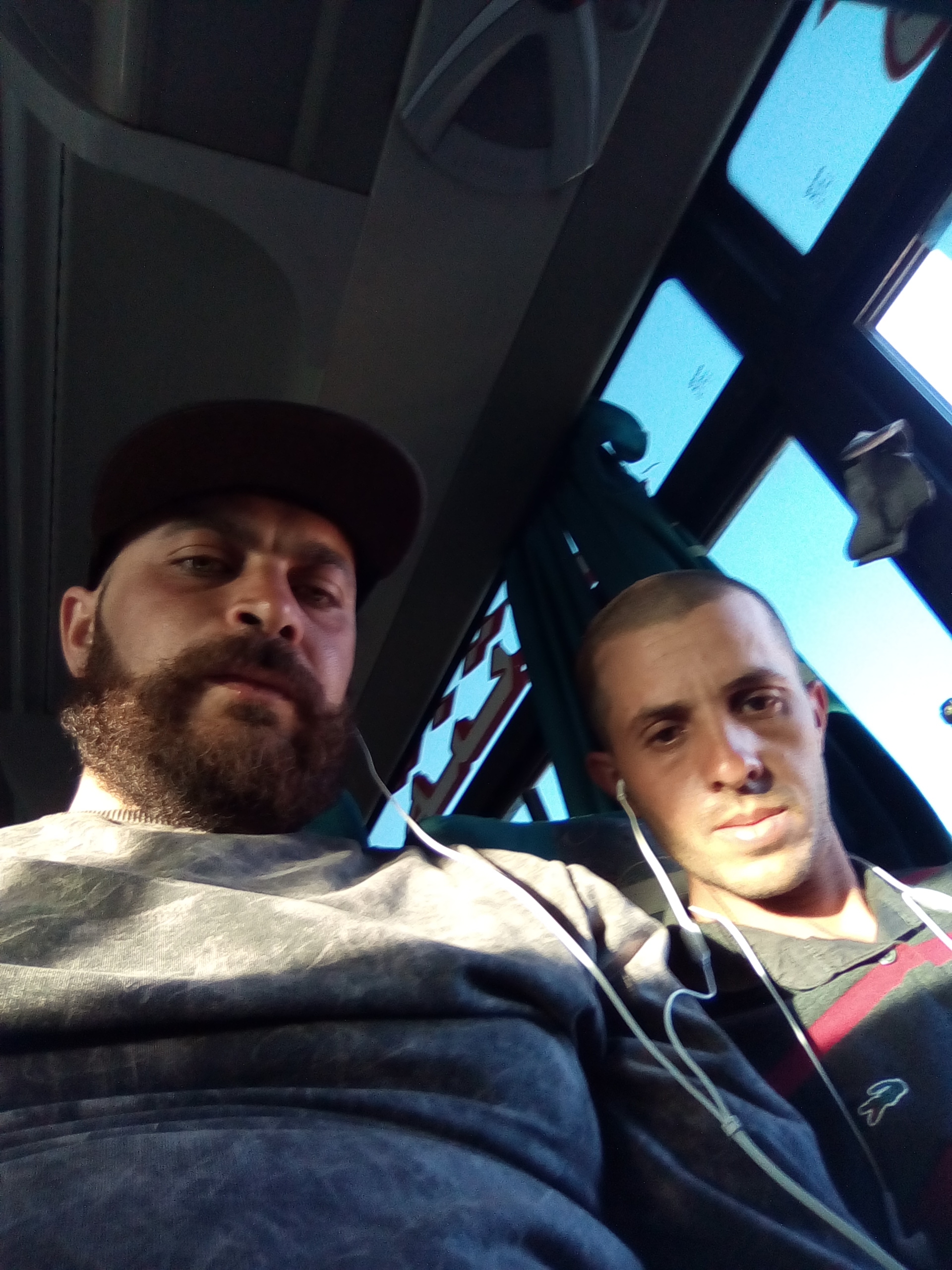 يزيد مقراني في الطائرة من الجزائر العاصمة الى تمنراسنت بعد تربص دام اسبوع بالعاصمة