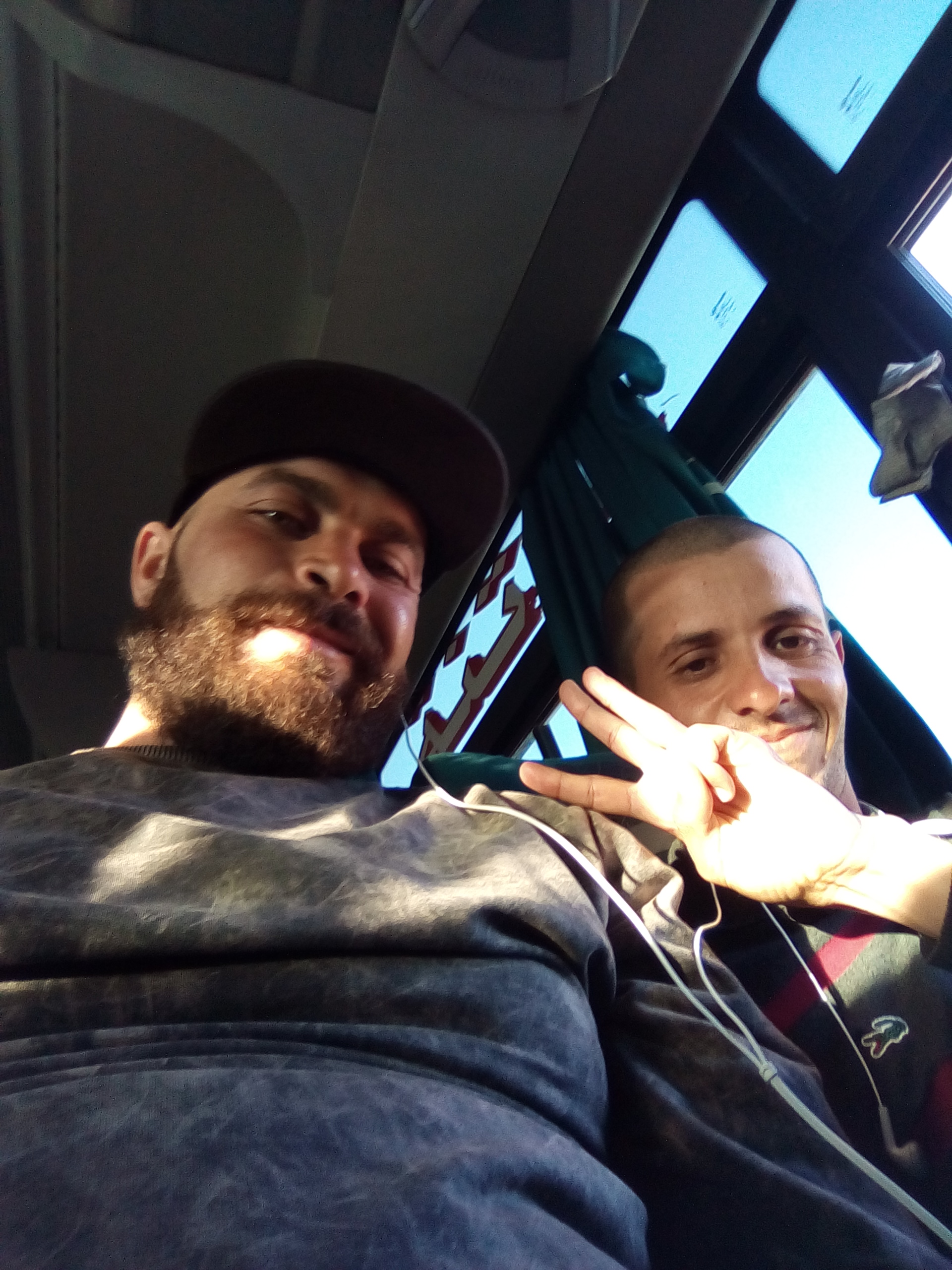 يزيد مقراني في الطائرة من الجزائر العاصمة الى تمنراسنت بعد تربص دام اسبوع بالعاصمة