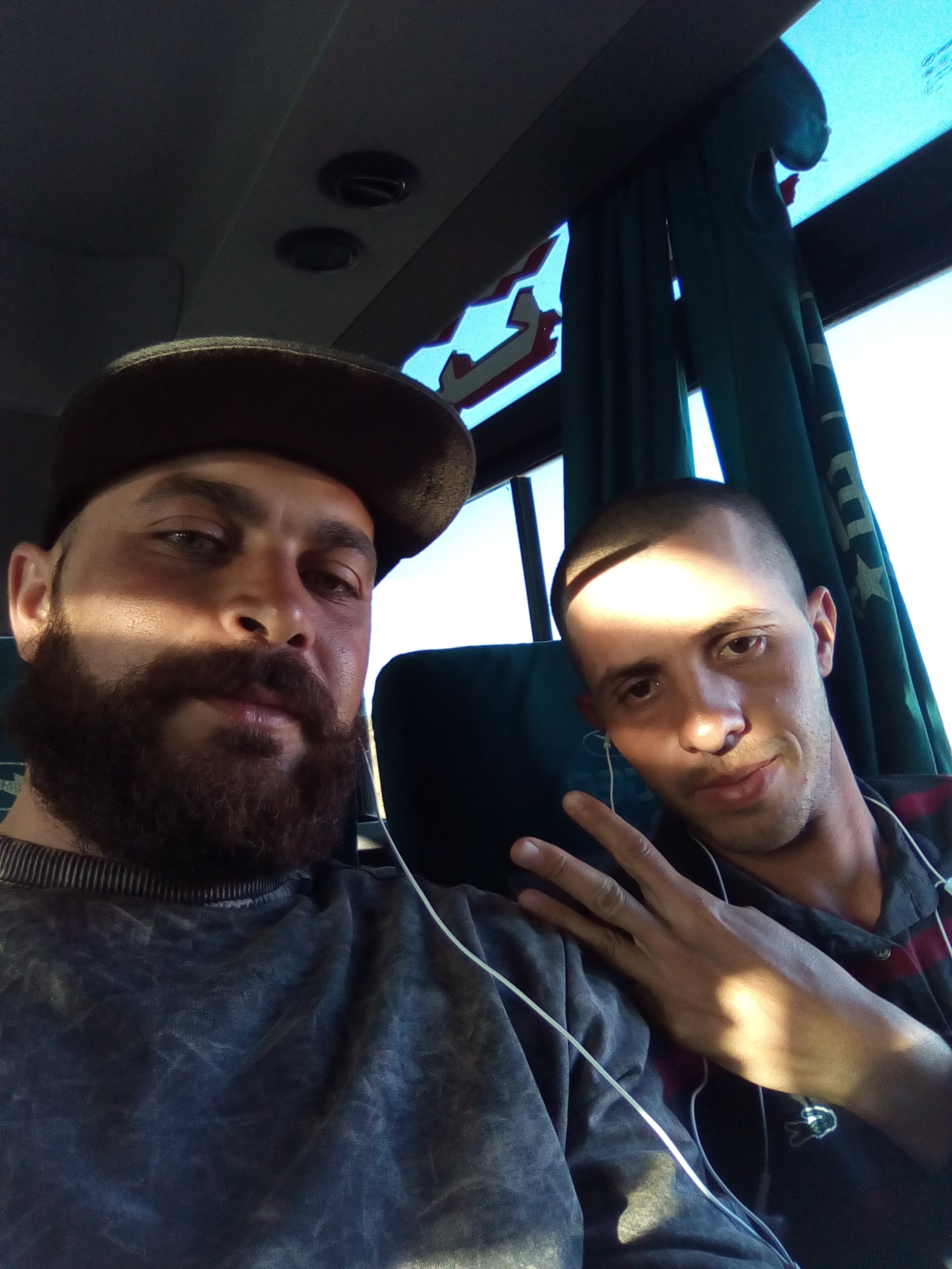 يزيد مقراني في الطائرة من الجزائر العاصمة الى تمنراسنت بعد تربص دام اسبوع بالعاصمة