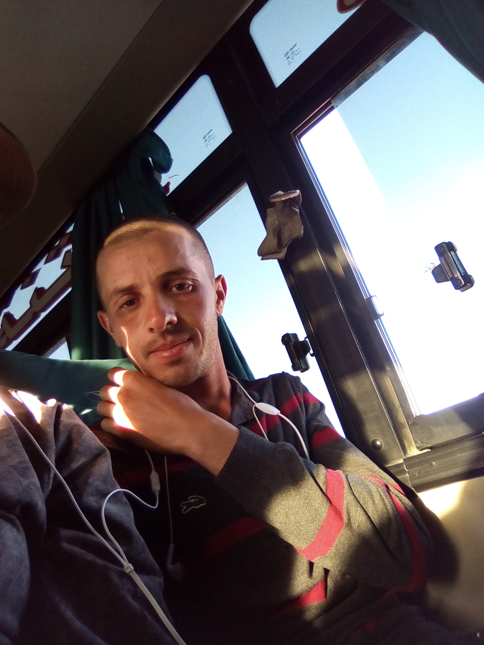 يزيد مقراني في الطائرة من الجزائر العاصمة الى تمنراسنت بعد تربص دام اسبوع بالعاصمة (مع زميله في العمل)