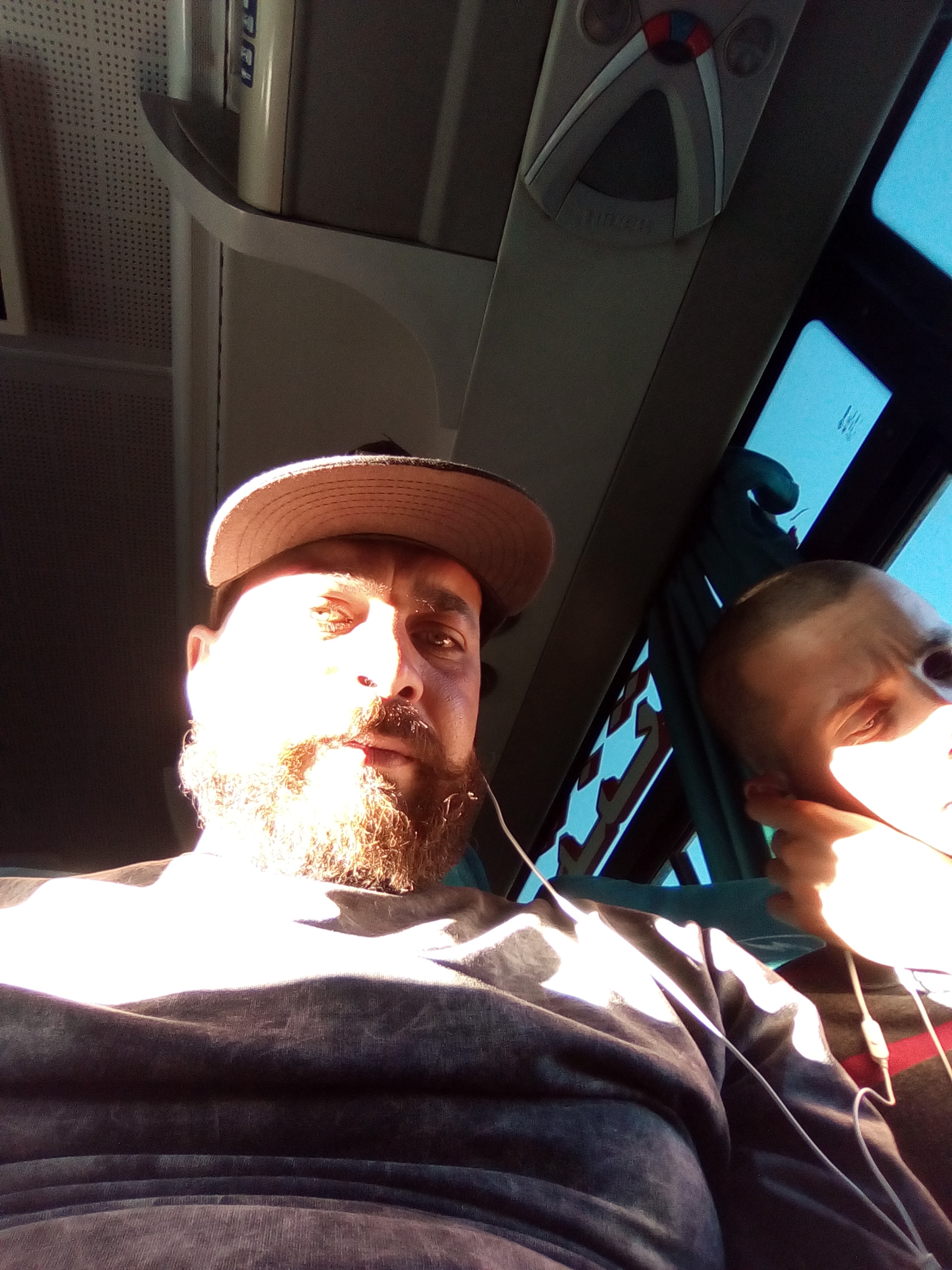 يزيد مقراني في الطائرة من الجزائر العاصمة الى تمنراسنت بعد تربص دام اسبوع بالعاصمة (مع زميله في العمل)