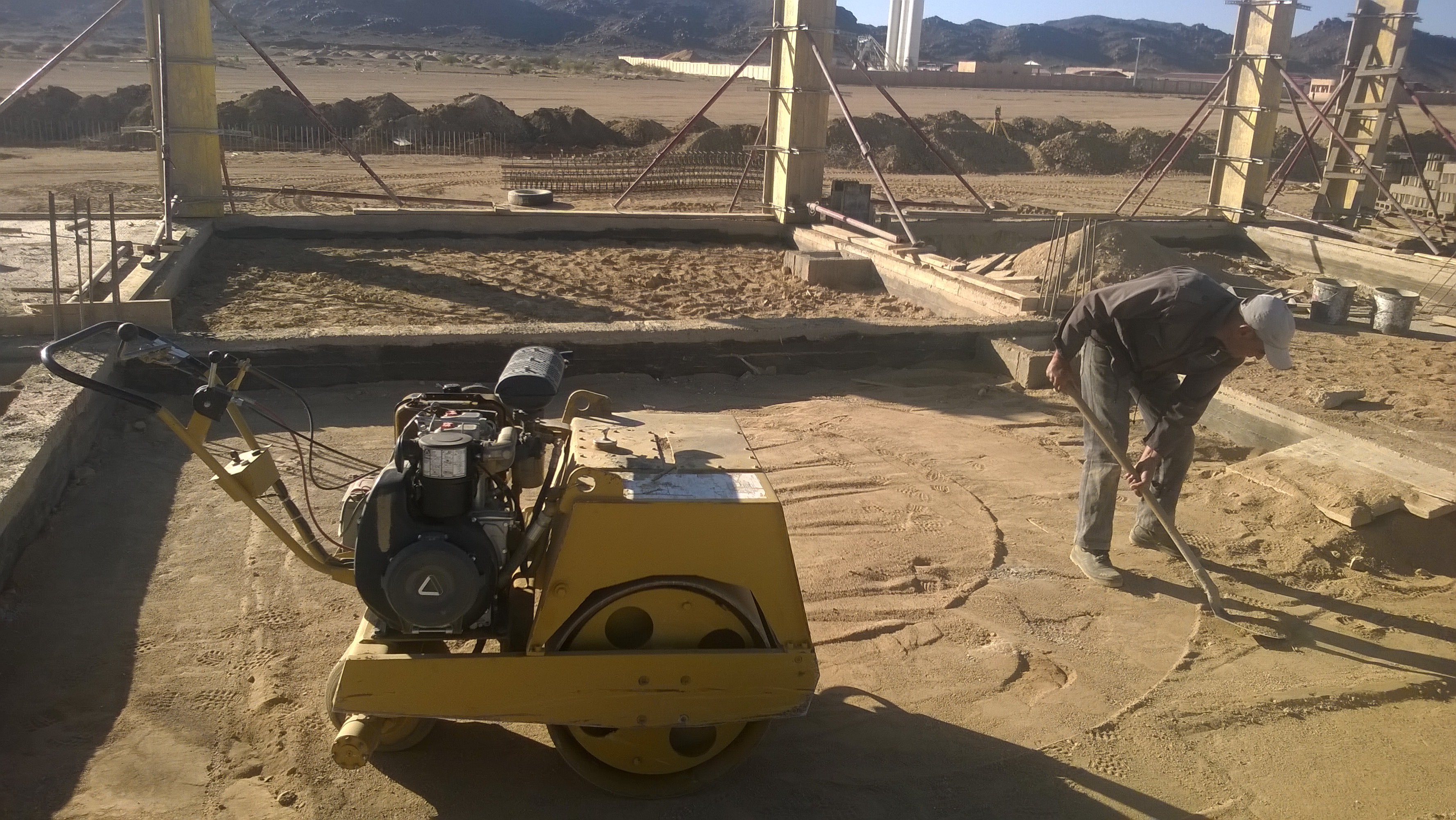 يزيد مقراني  مع رفاقه  في ورشة العمل بتمنراست  نوفمبر 2016