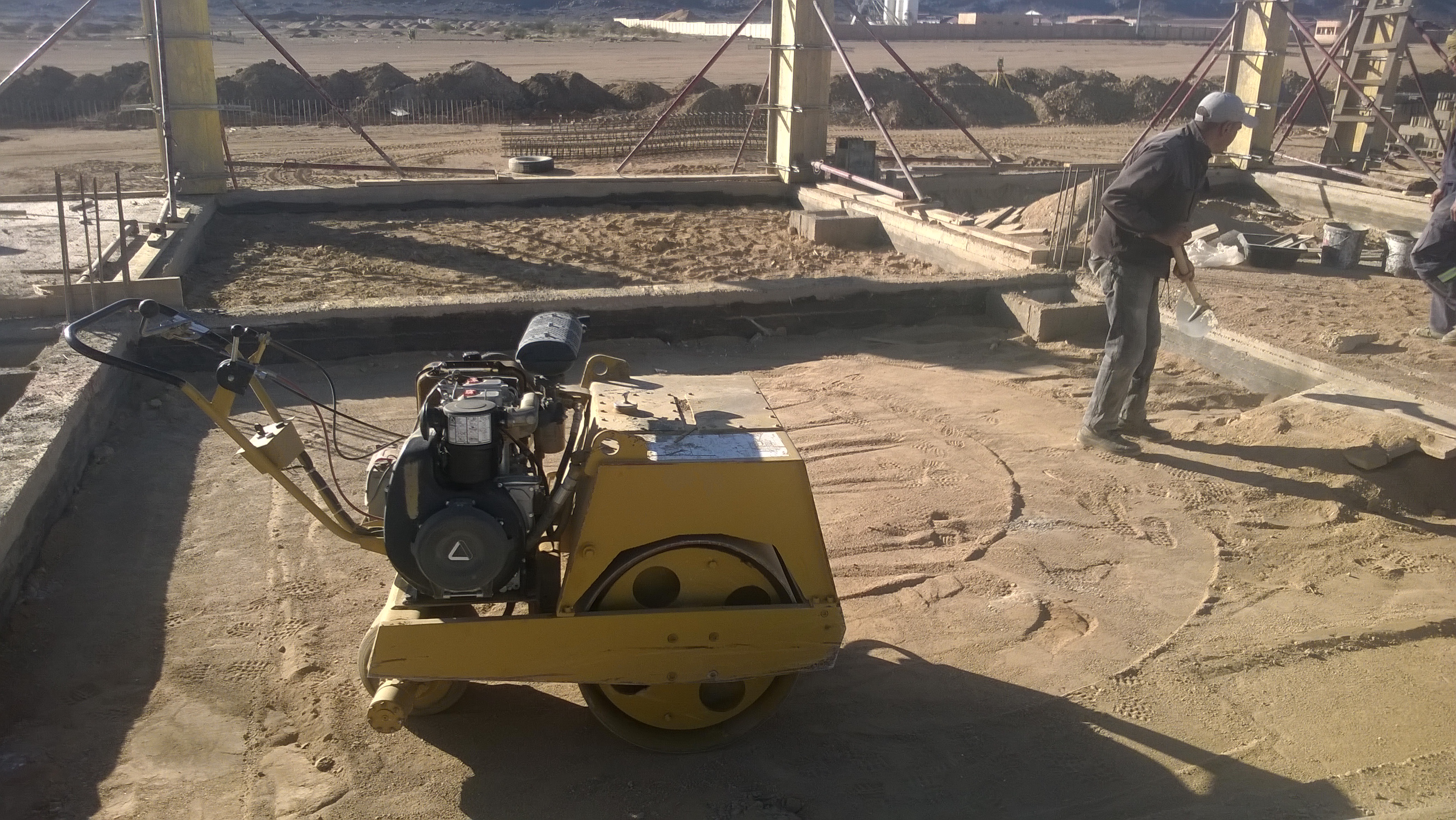 يزيد مقراني  مع رفاقه  في ورشة العمل بتمنراست  نوفمبر 2016