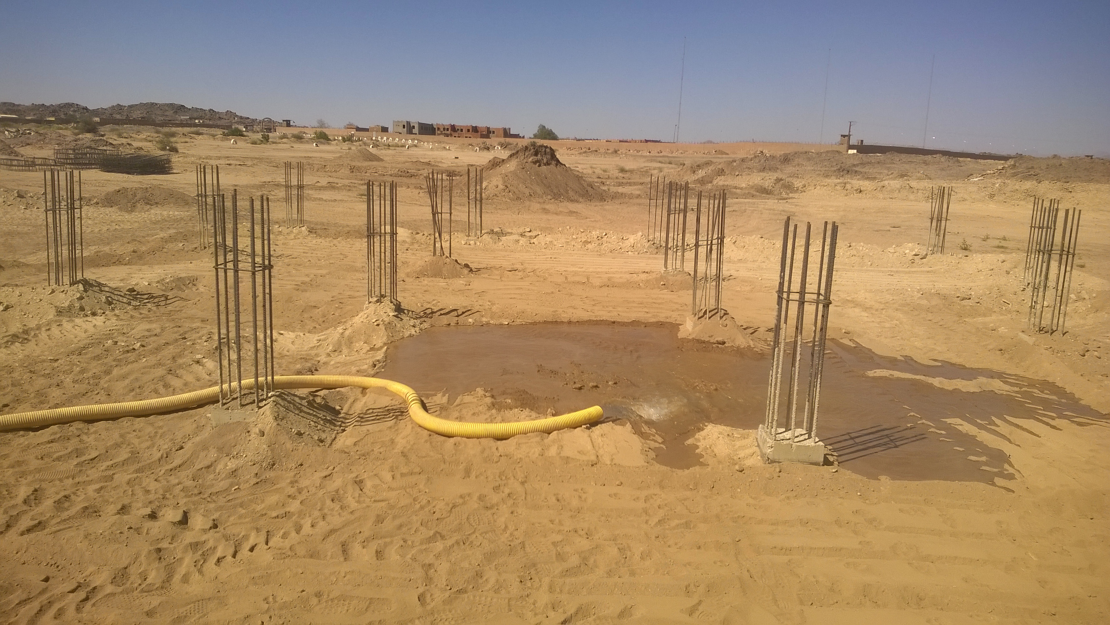 يزيد مقراني  مع رفاقه  في ورشة العمل بتمنراست  نوفمبر 2016