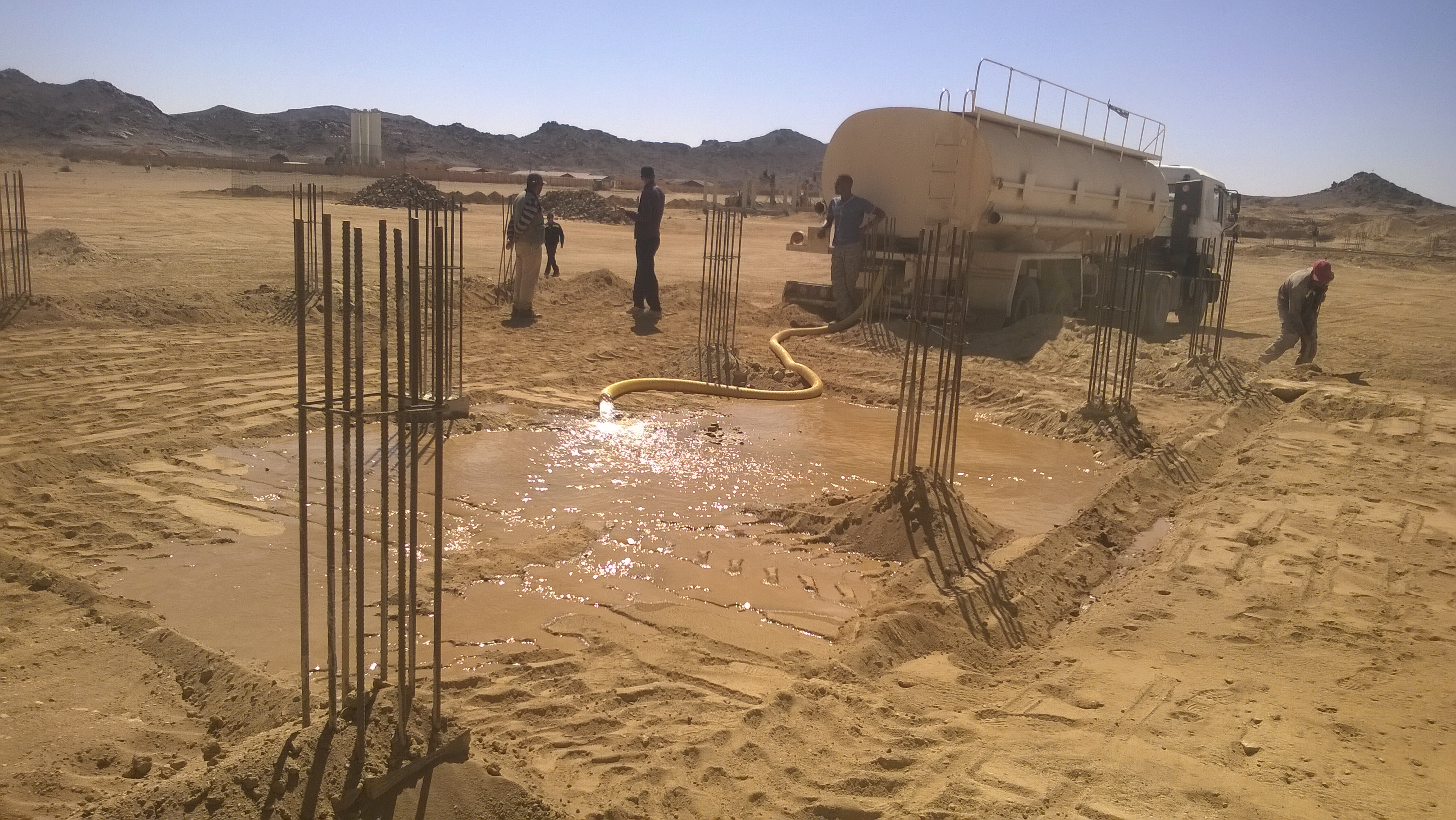 يزيد مقراني  مع رفاقه  في ورشة العمل بتمنراست  نوفمبر 2016