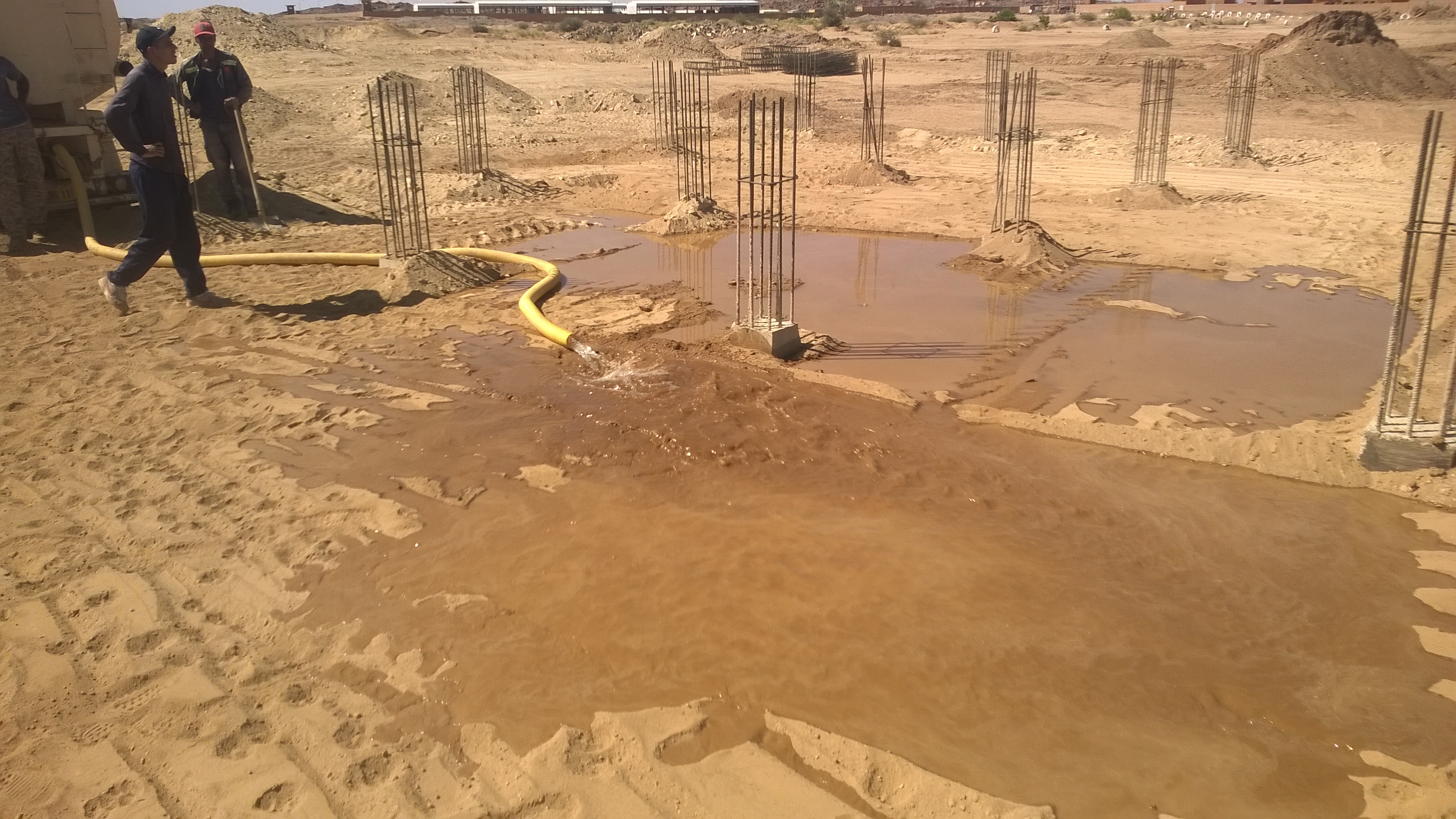 يزيد مقراني  مع رفاقه  في ورشة العمل بتمنراست  نوفمبر 2016