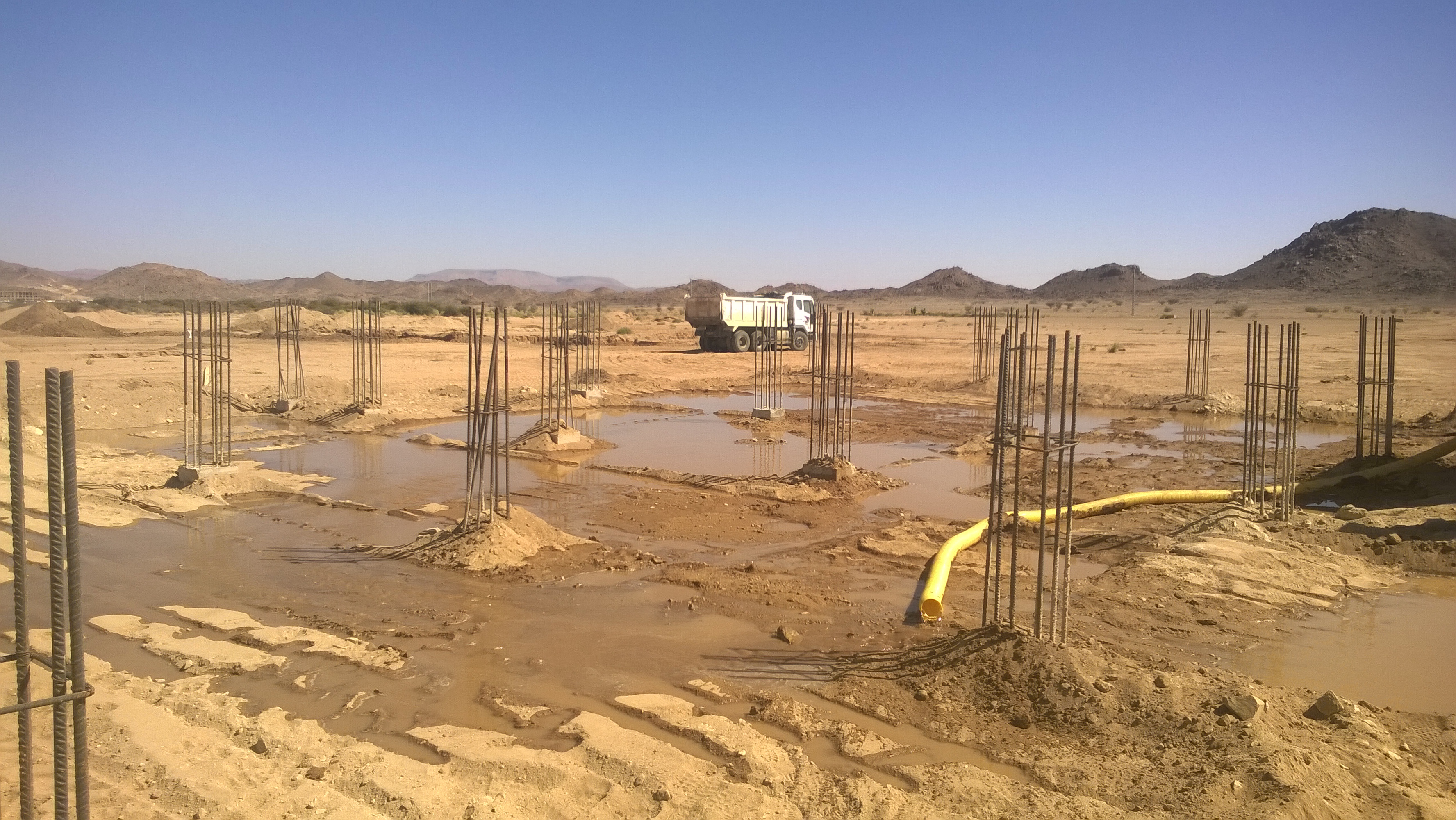 يزيد مقراني  مع رفاقه  في ورشة العمل بتمنراست  نوفمبر 2016