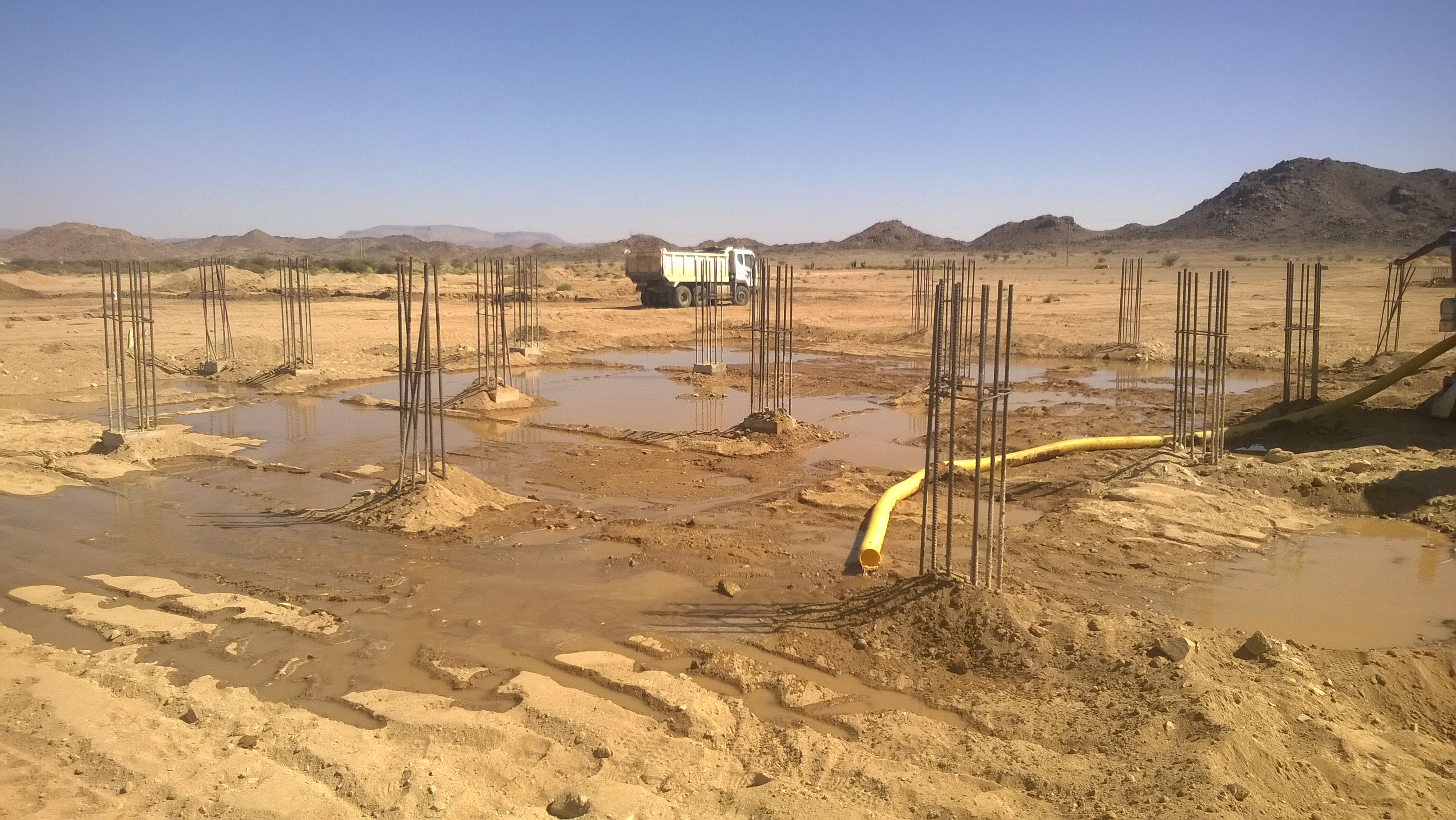 يزيد مقراني  مع رفاقه  في ورشة العمل بتمنراست  نوفمبر 2016