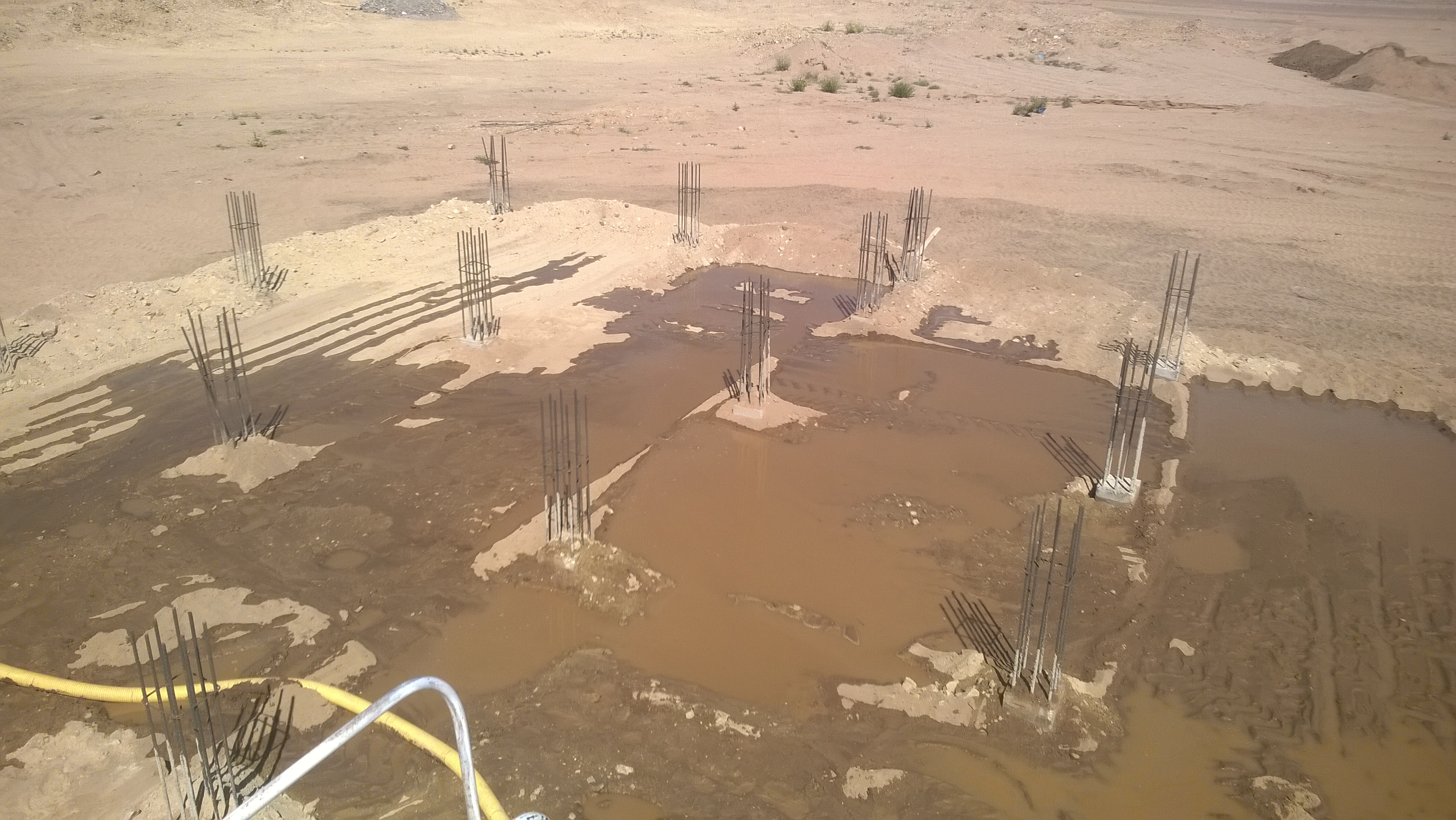 يزيد مقراني  مع رفاقه  في ورشة العمل بتمنراست  نوفمبر 2016